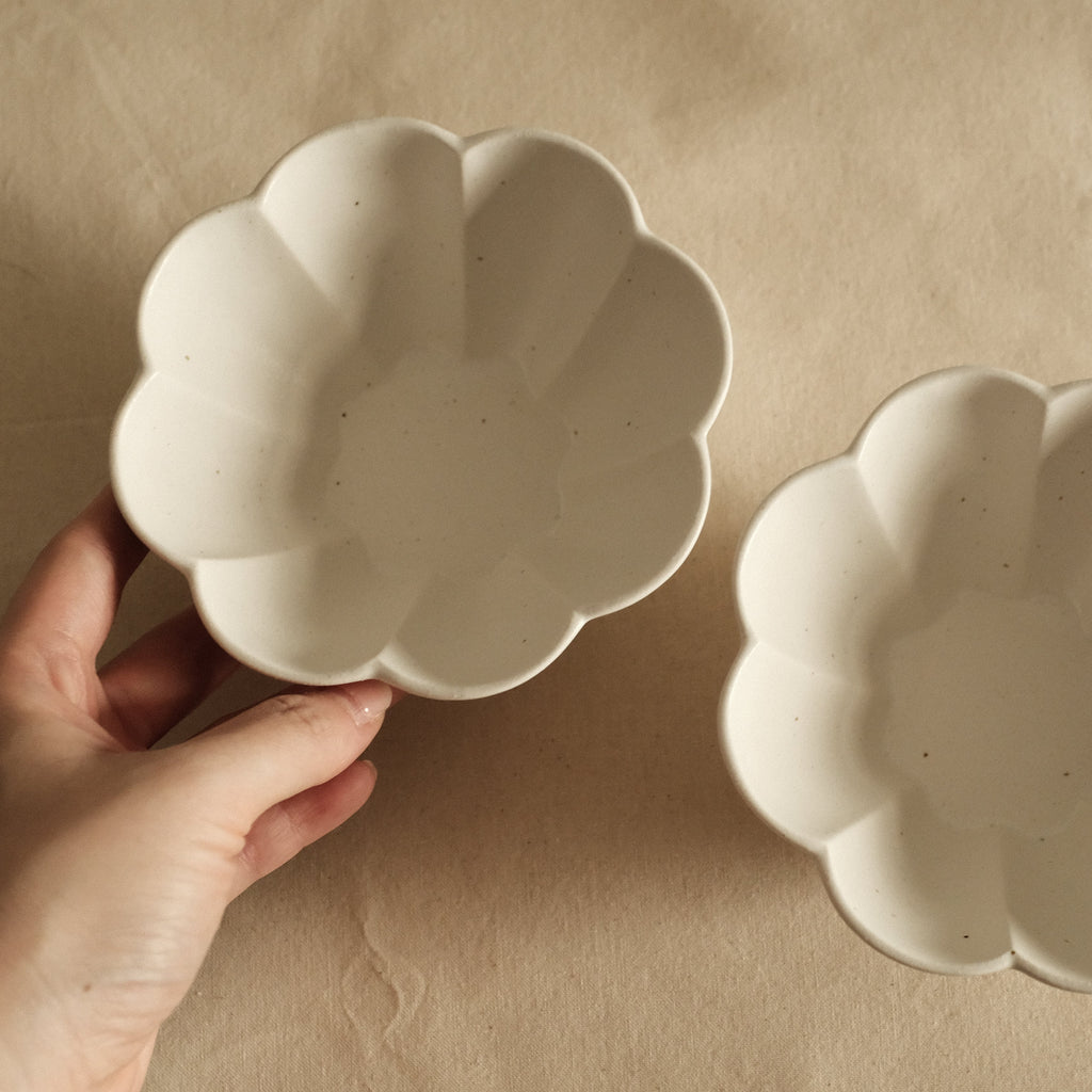 East Table Hanasaki Flower Shape Yuki Snow White Deep Bowl