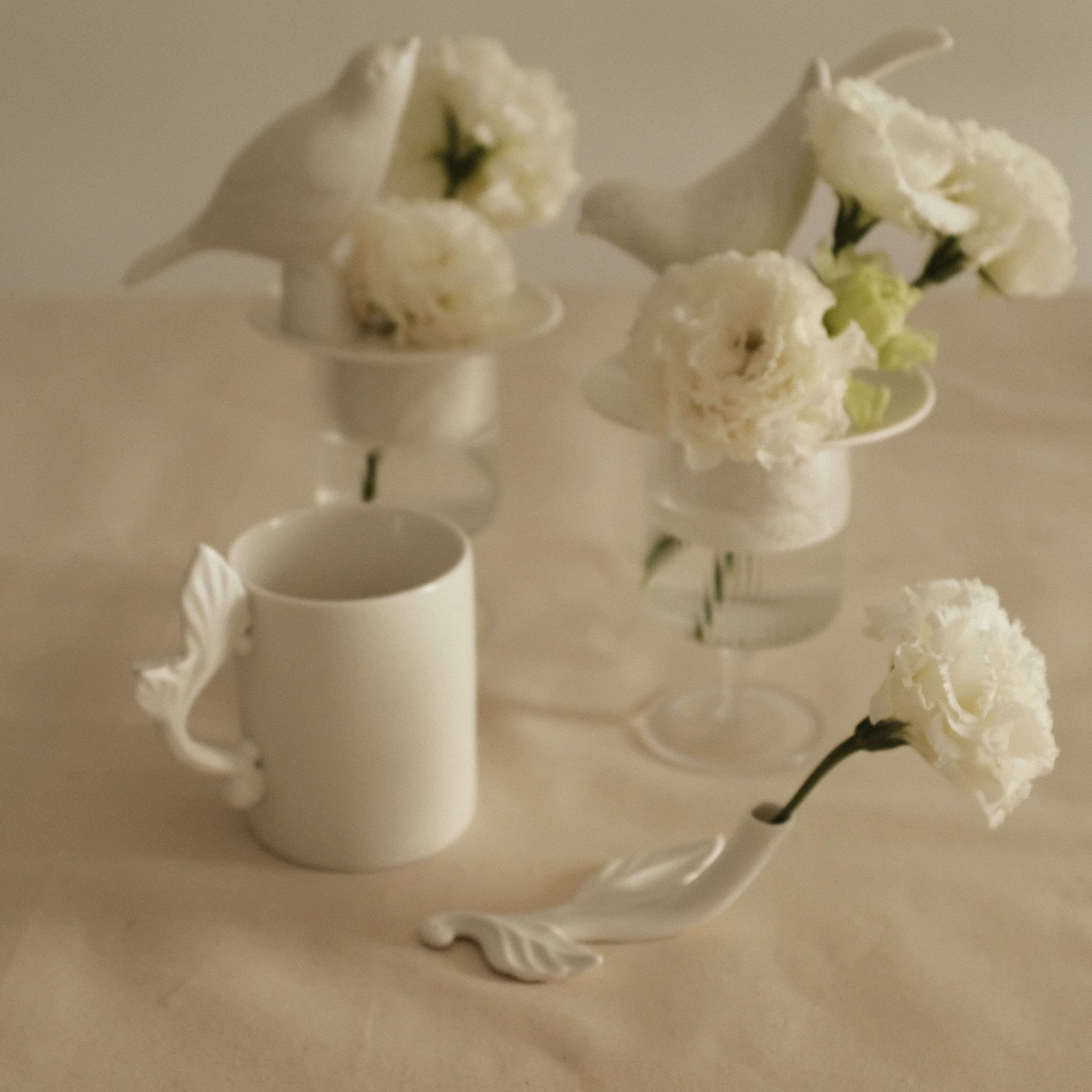 LE BLANC Matte White Ceramic Floral Handle Mug Cutlery Holder