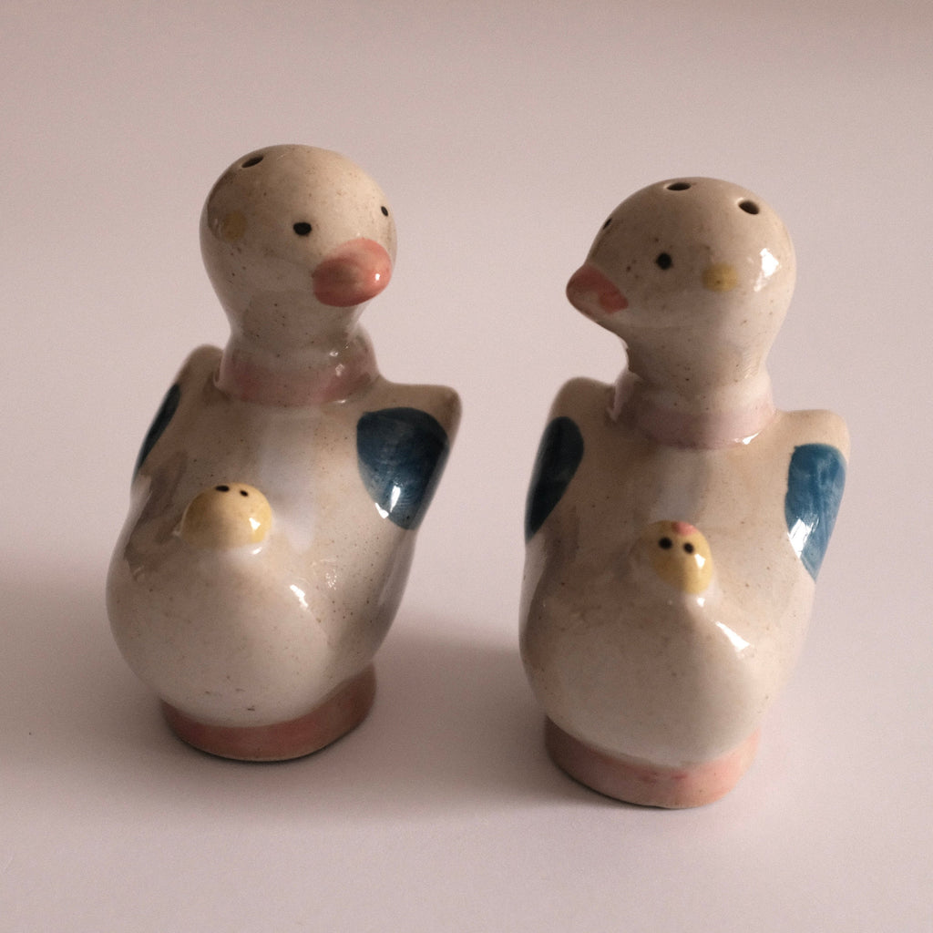 DAISY Duck Retro Ceramic Salt Pepper Condiment Shaker Bottle Duo Set
