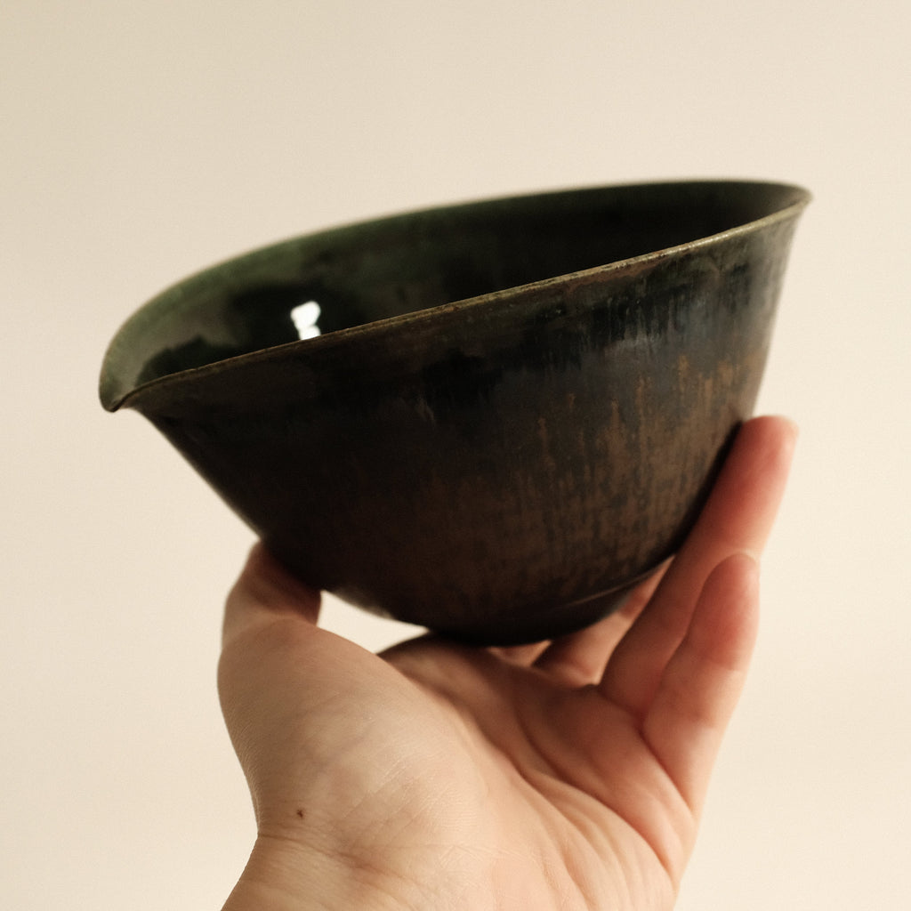 Kuroki Taira Oribe Green Glaze Tear Drop Shaped Katakuchi Bowl with Spout