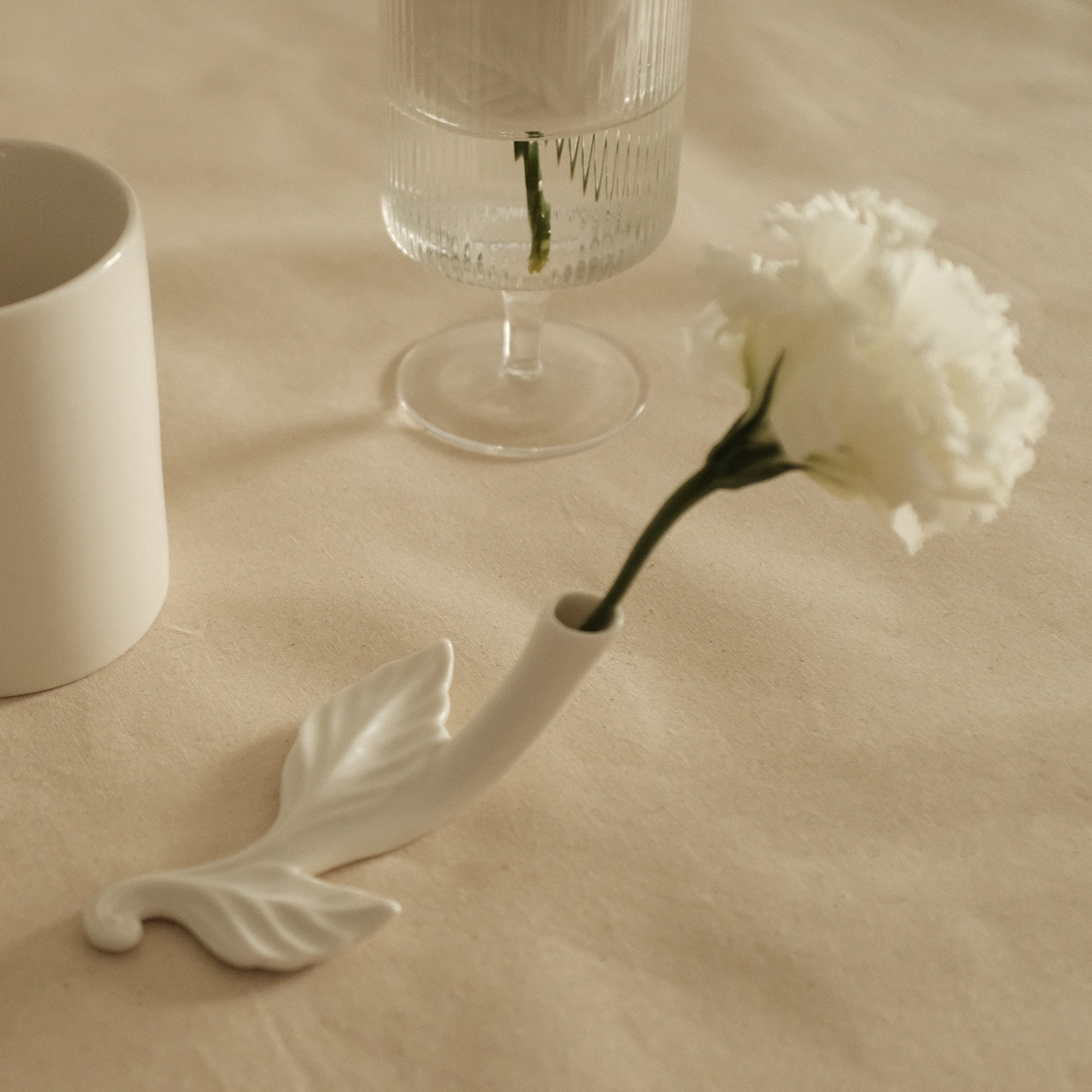 LE BLANC Matte White Ceramic Floral Handle Mug Cutlery Holder