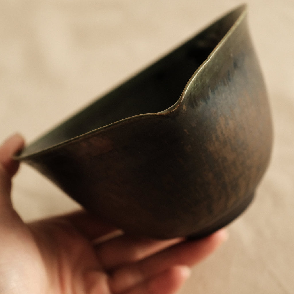Kuroki Taira Oribe Green Glaze Tear Drop Shaped Katakuchi Bowl with Spout