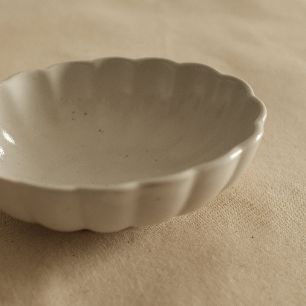 East Table Dolce Chrysanthemum Shape Yuki Snow White Small Bowl