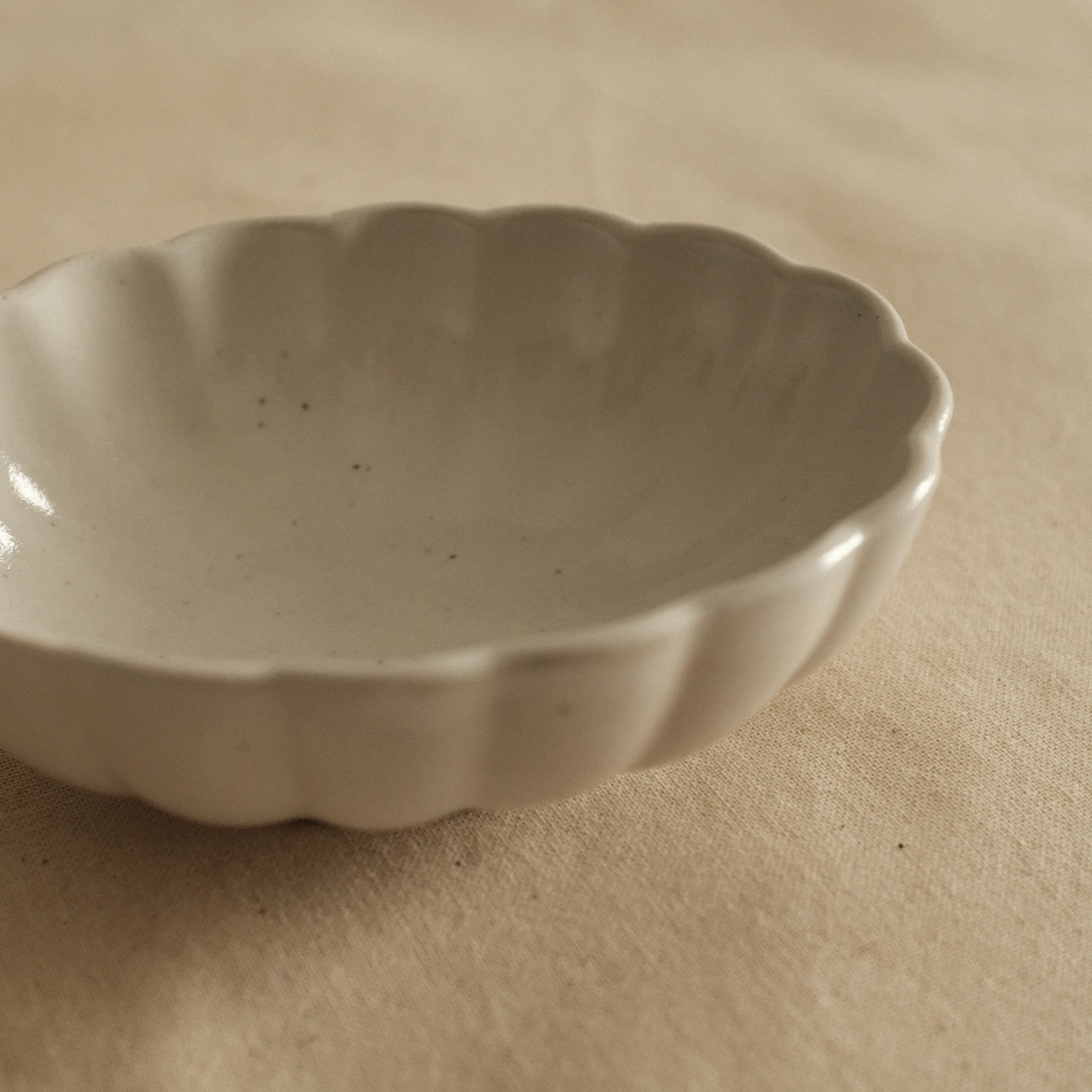 East Table Dolce Chrysanthemum Shape Yuki Snow White Small Bowl