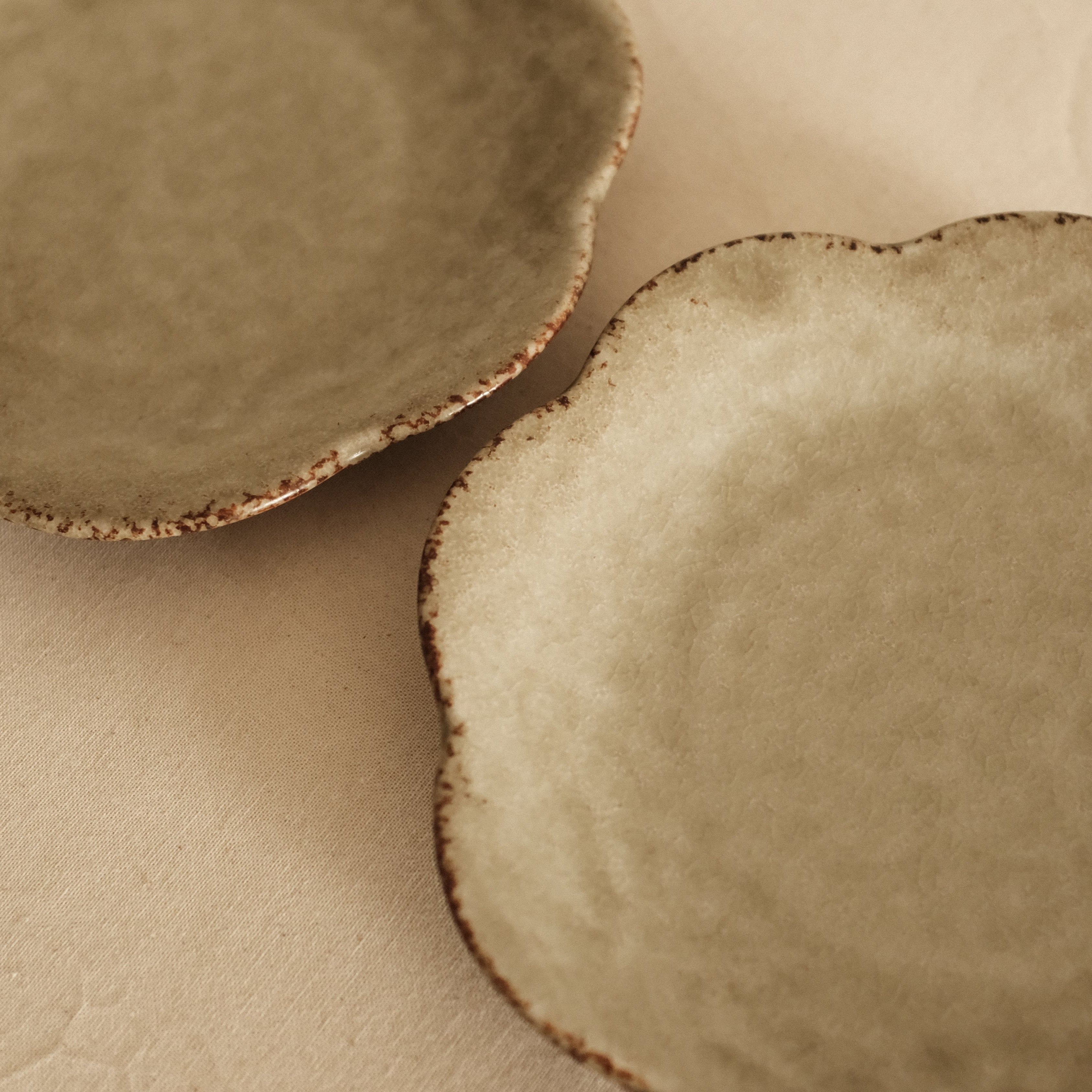 Gozan Kiln Waka Yanagi Willow Hana Flower Shape Flat Plate