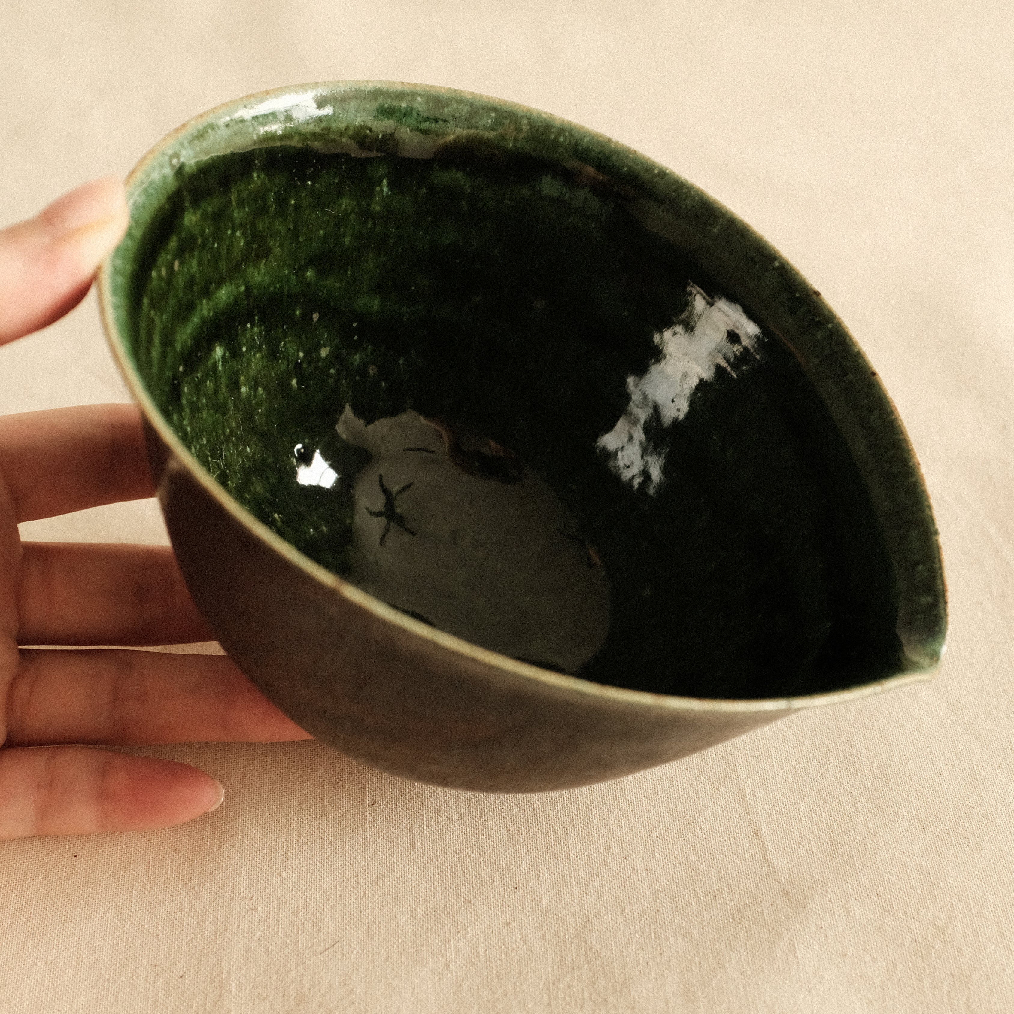 Kuroki Taira Oribe Green Glaze Tear Drop Shaped Katakuchi Bowl with Spout