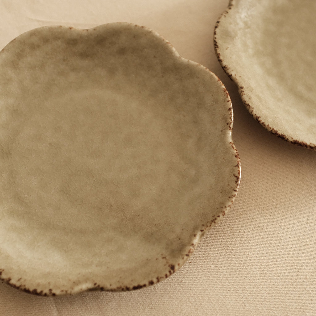 Gozan Kiln Waka Yanagi Willow Hana Flower Shape Flat Plate