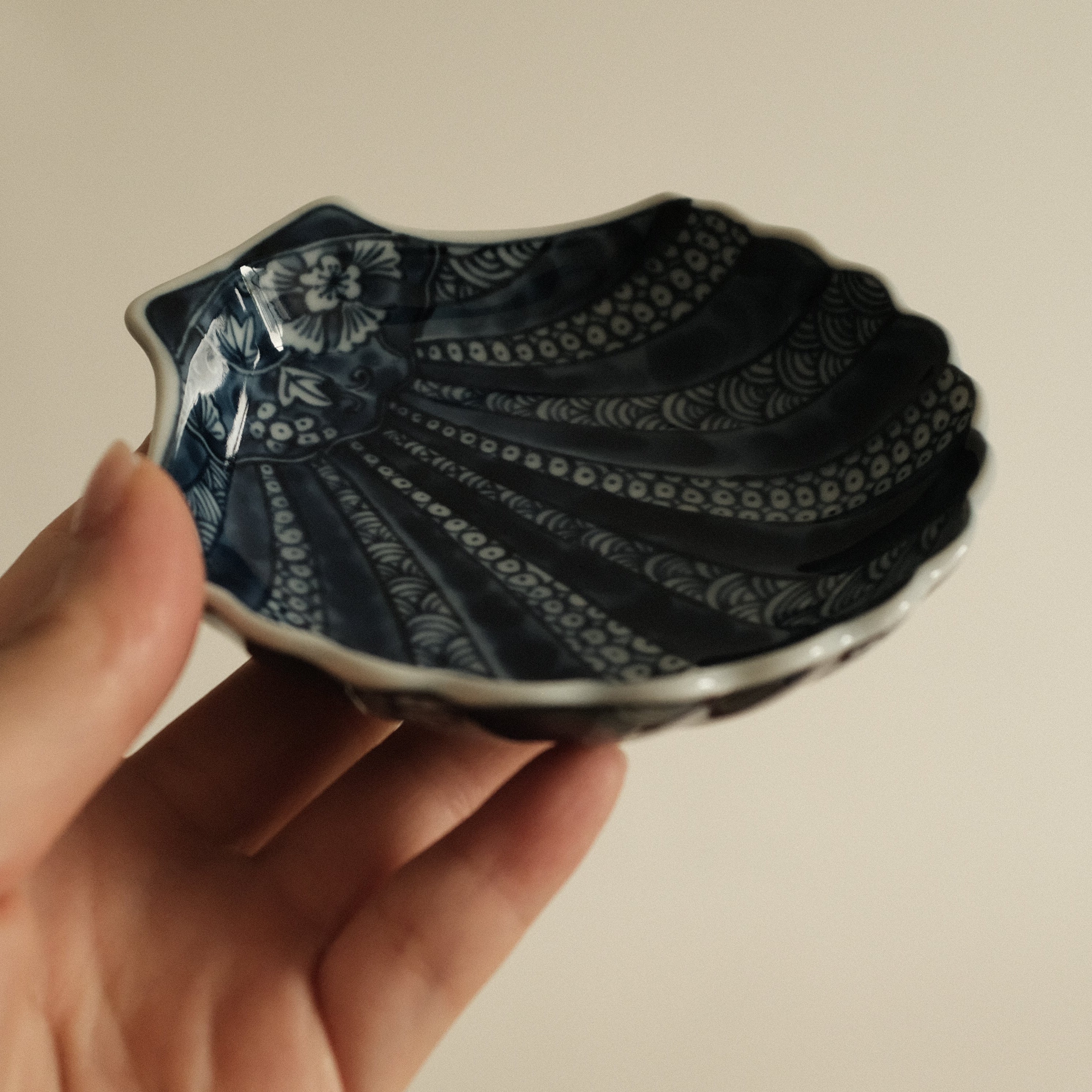 Kaigara Ao to Shiro Blue and White Retro Sea Shell Dish Plate