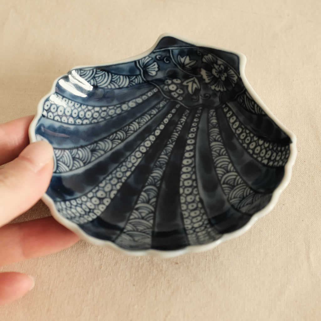 Kaigara Ao to Shiro Blue and White Retro Sea Shell Dish Plate