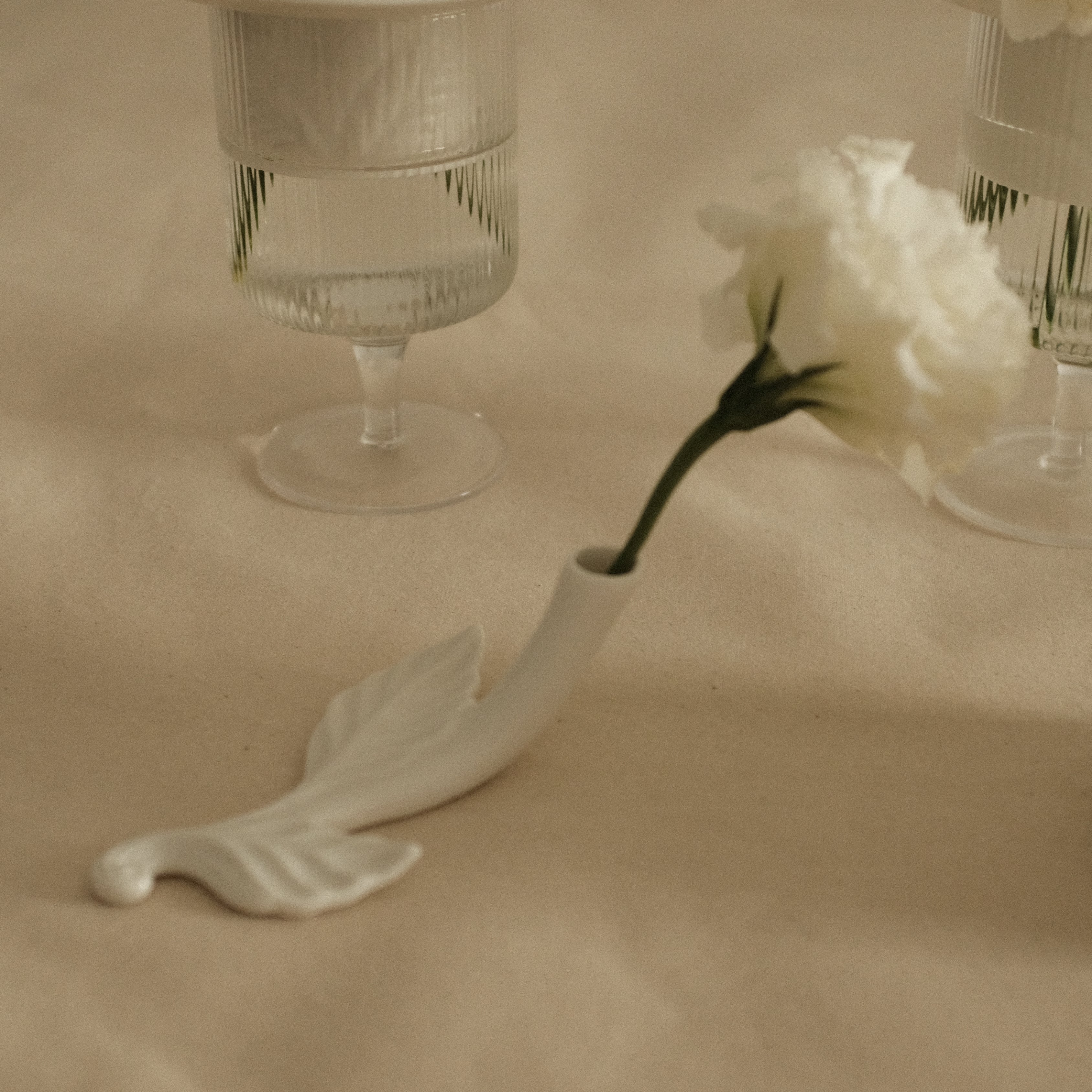 LE BLANC Matte White Ceramic Floral Handle Mug Cutlery Holder