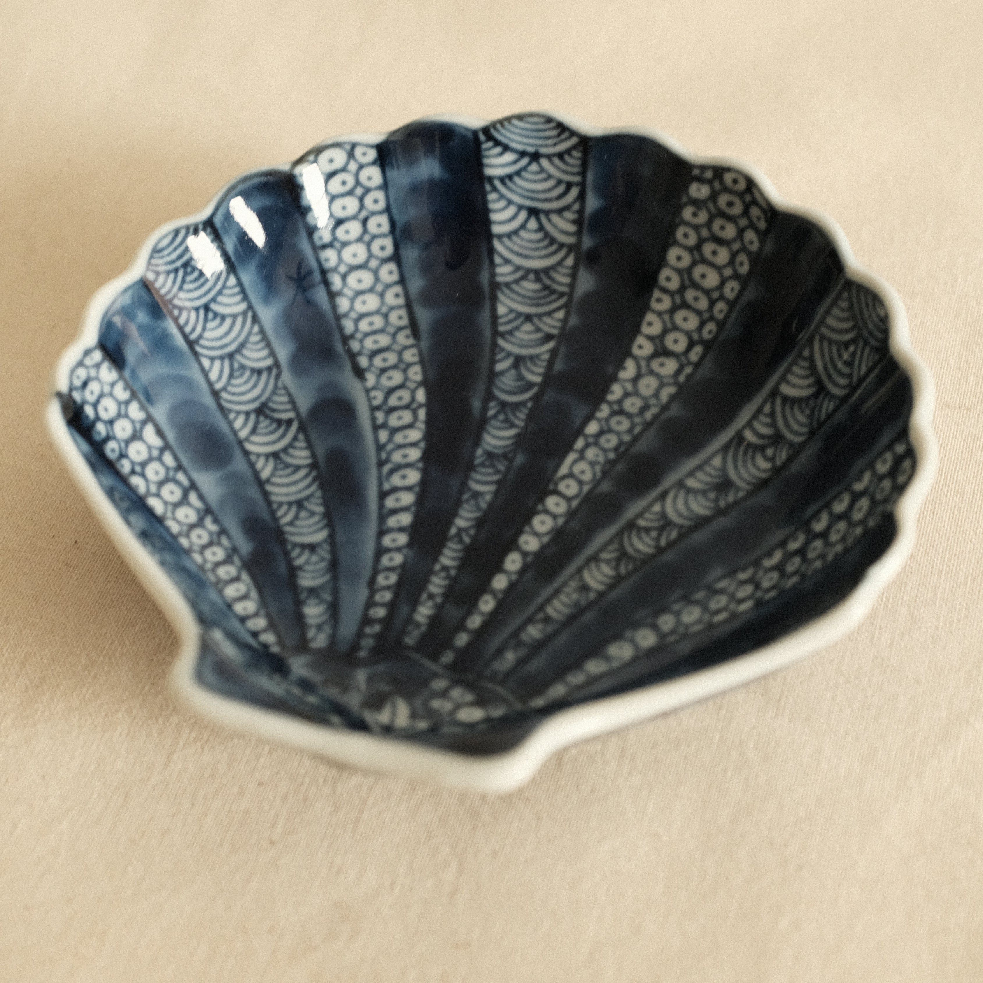Kaigara Ao to Shiro Blue and White Retro Sea Shell Dish Plate