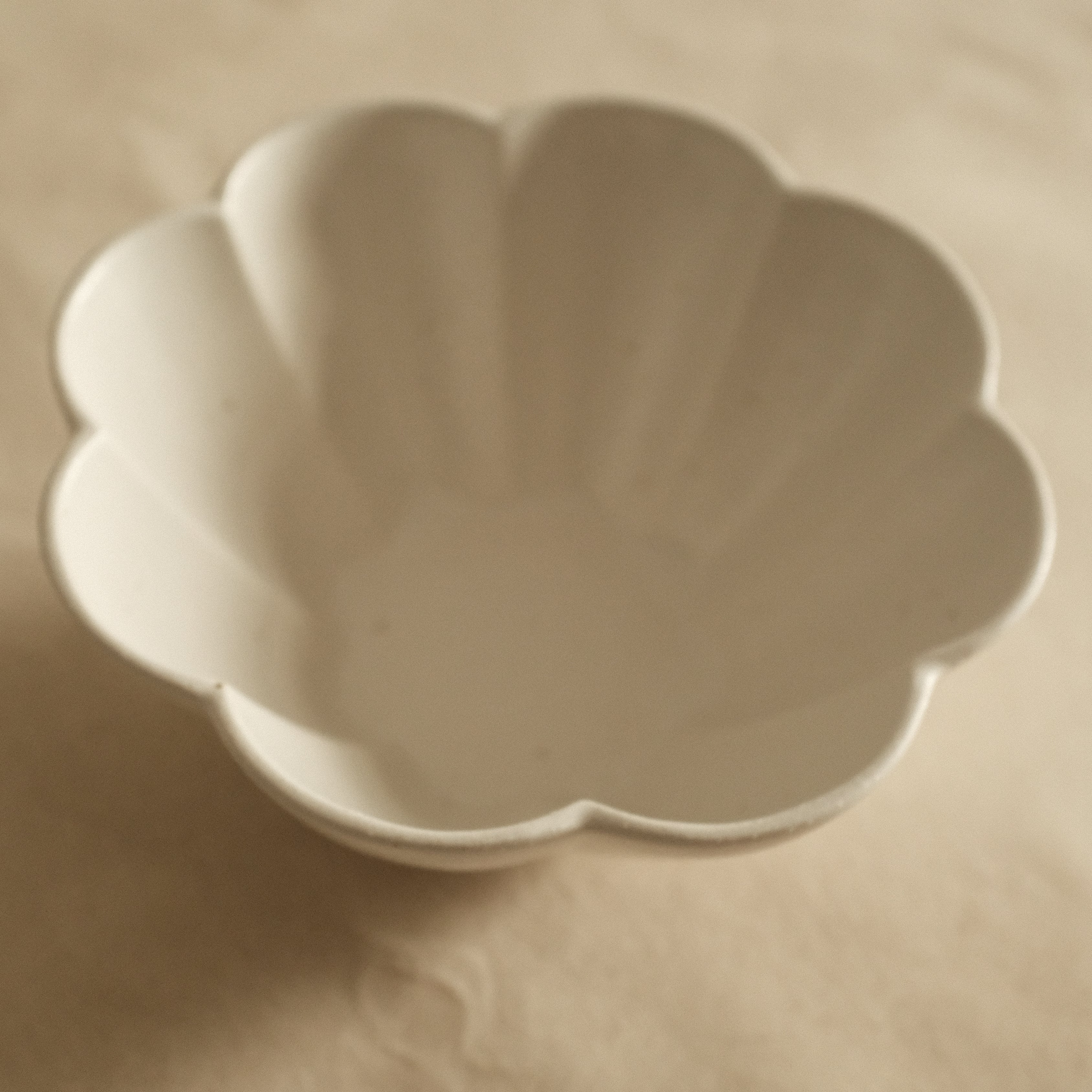 East Table Hanasaki Flower Shape Yuki Snow White Deep Bowl