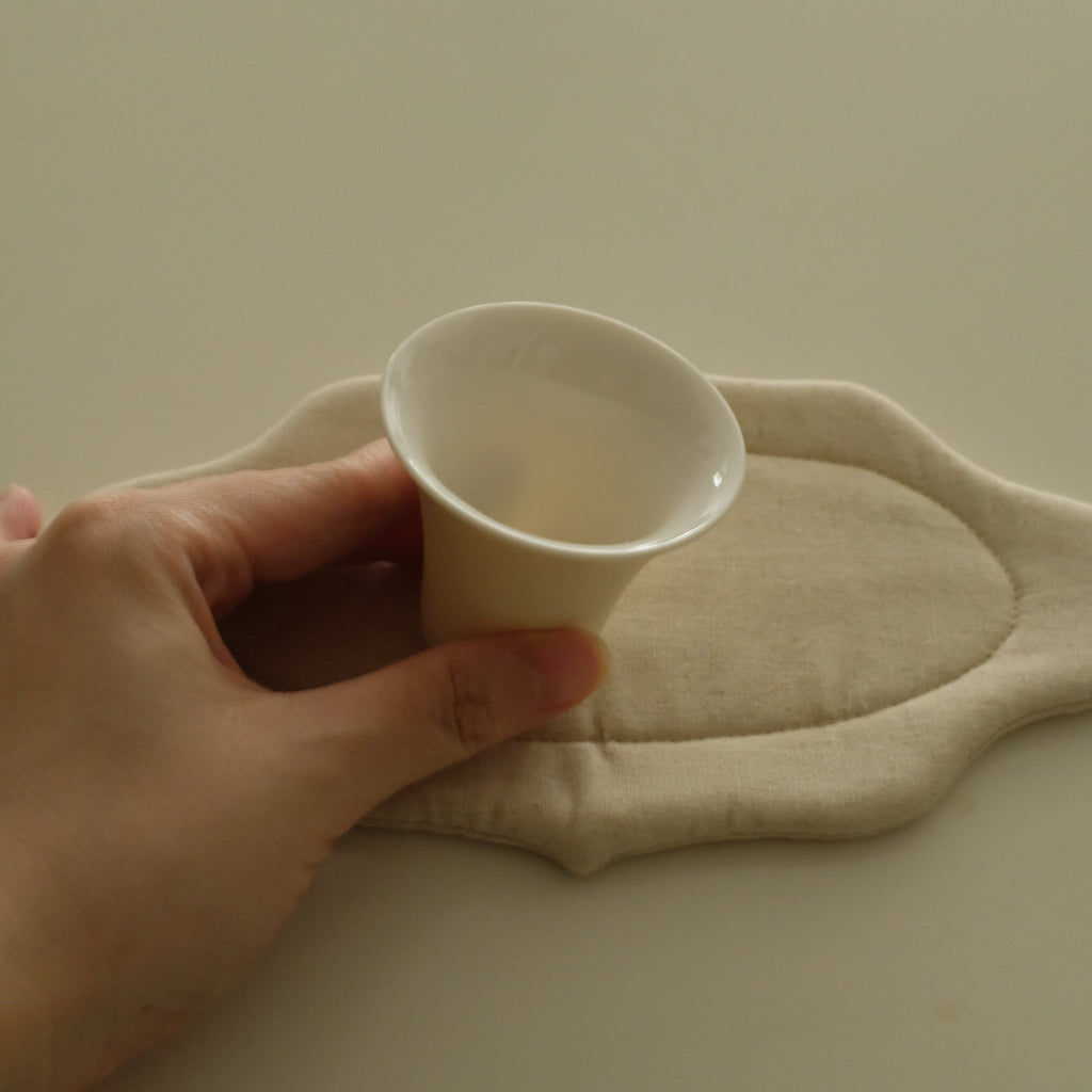 Atelier Cha Minimalistic Cream Glaze Ceramic Four Petals Clover Leaf Gong Fu Tea Set Gaiwan Lid Bowl Tea Cups Fairness Cup