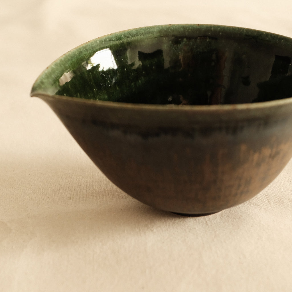 Kuroki Taira Oribe Green Glaze Tear Drop Shaped Katakuchi Bowl with Spout