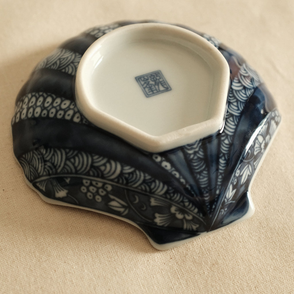 Kaigara Ao to Shiro Blue and White Retro Sea Shell Dish Plate