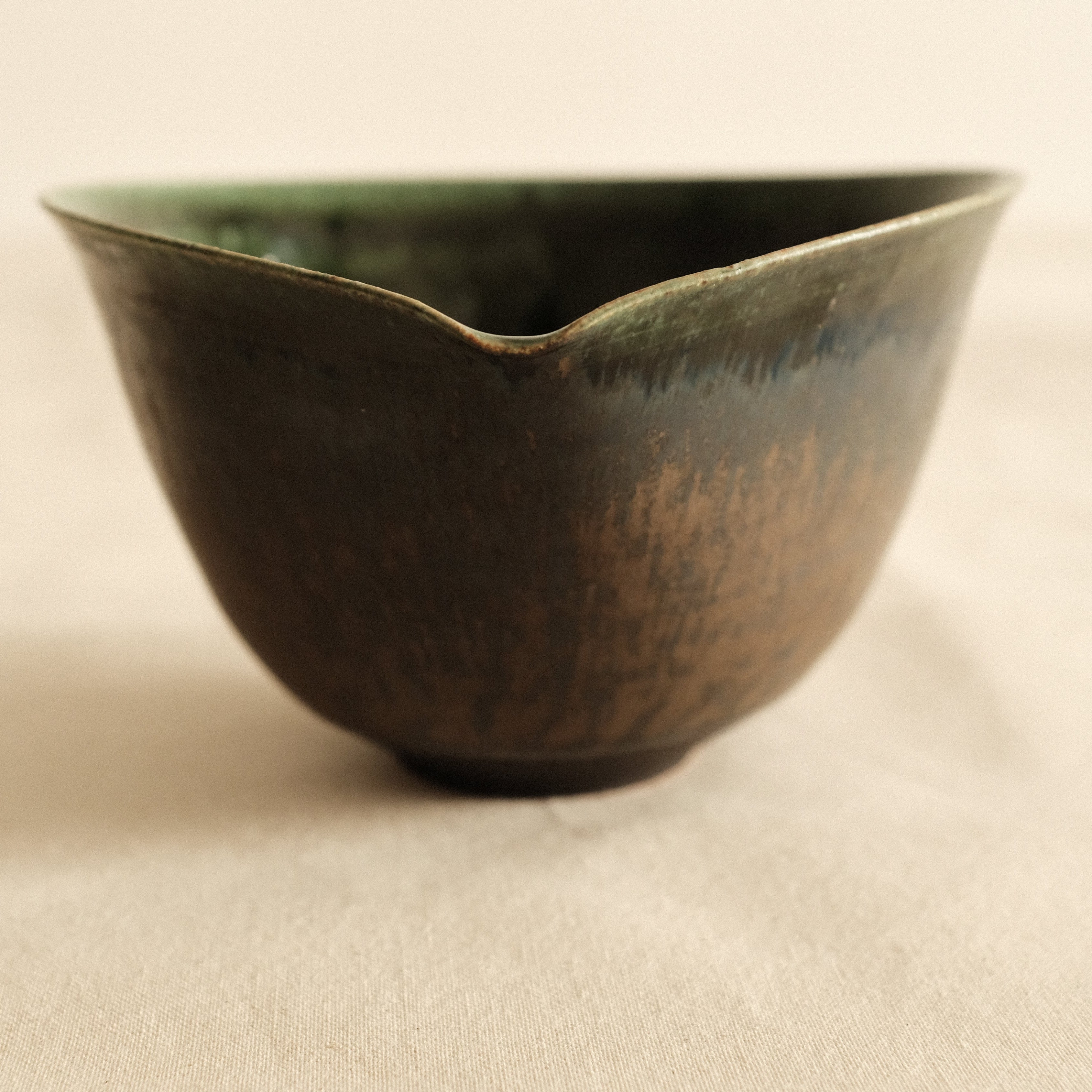 Kuroki Taira Oribe Green Glaze Tear Drop Shaped Katakuchi Bowl with Spout
