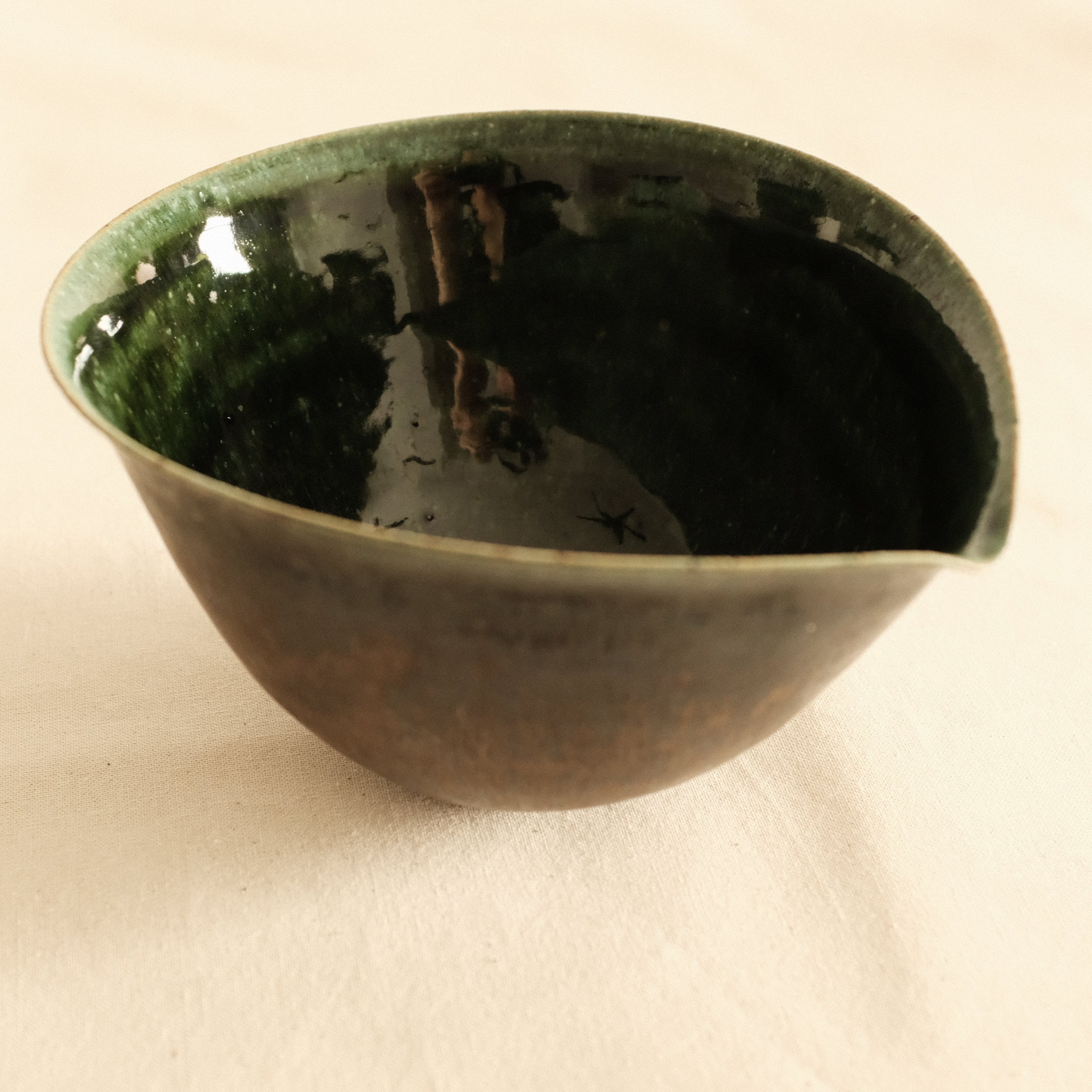 Kuroki Taira Oribe Green Glaze Tear Drop Shaped Katakuchi Bowl with Spout