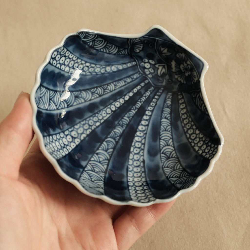 Kaigara Ao to Shiro Blue and White Retro Sea Shell Dish Plate