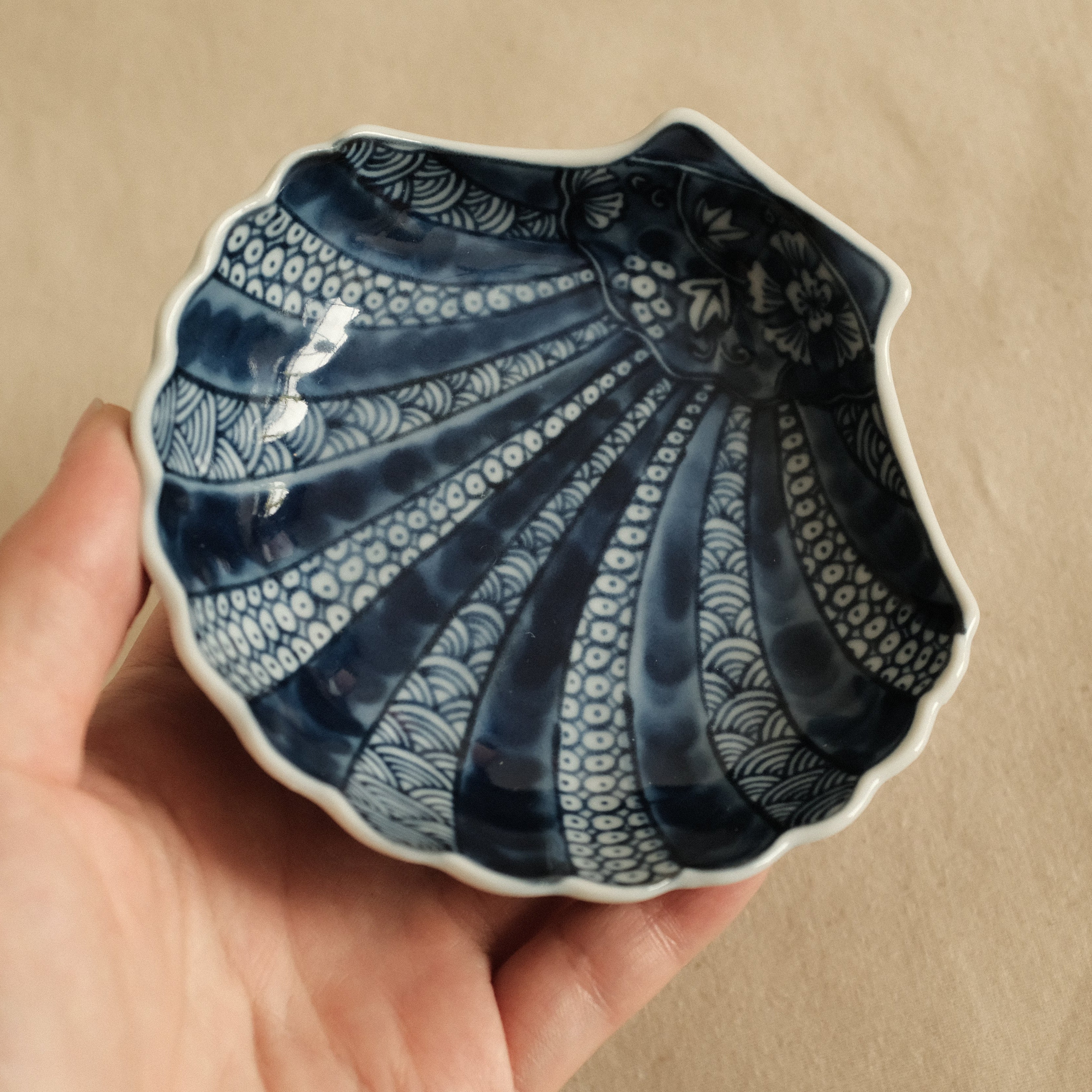 Kaigara Ao to Shiro Blue and White Retro Sea Shell Dish Plate