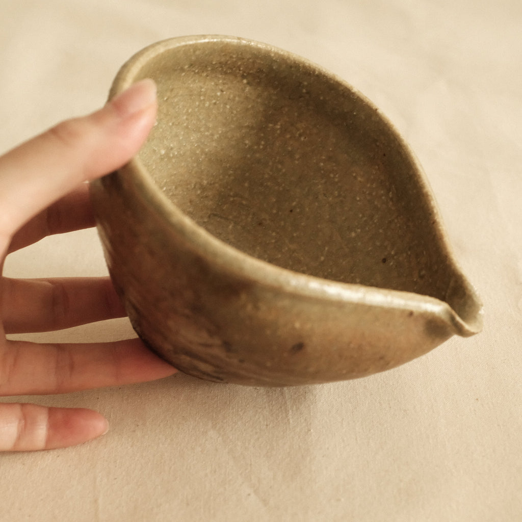 Shizuka Oikawa Iron Glazed Tear Drop Shape Small Katakuchi Bowl with Spout