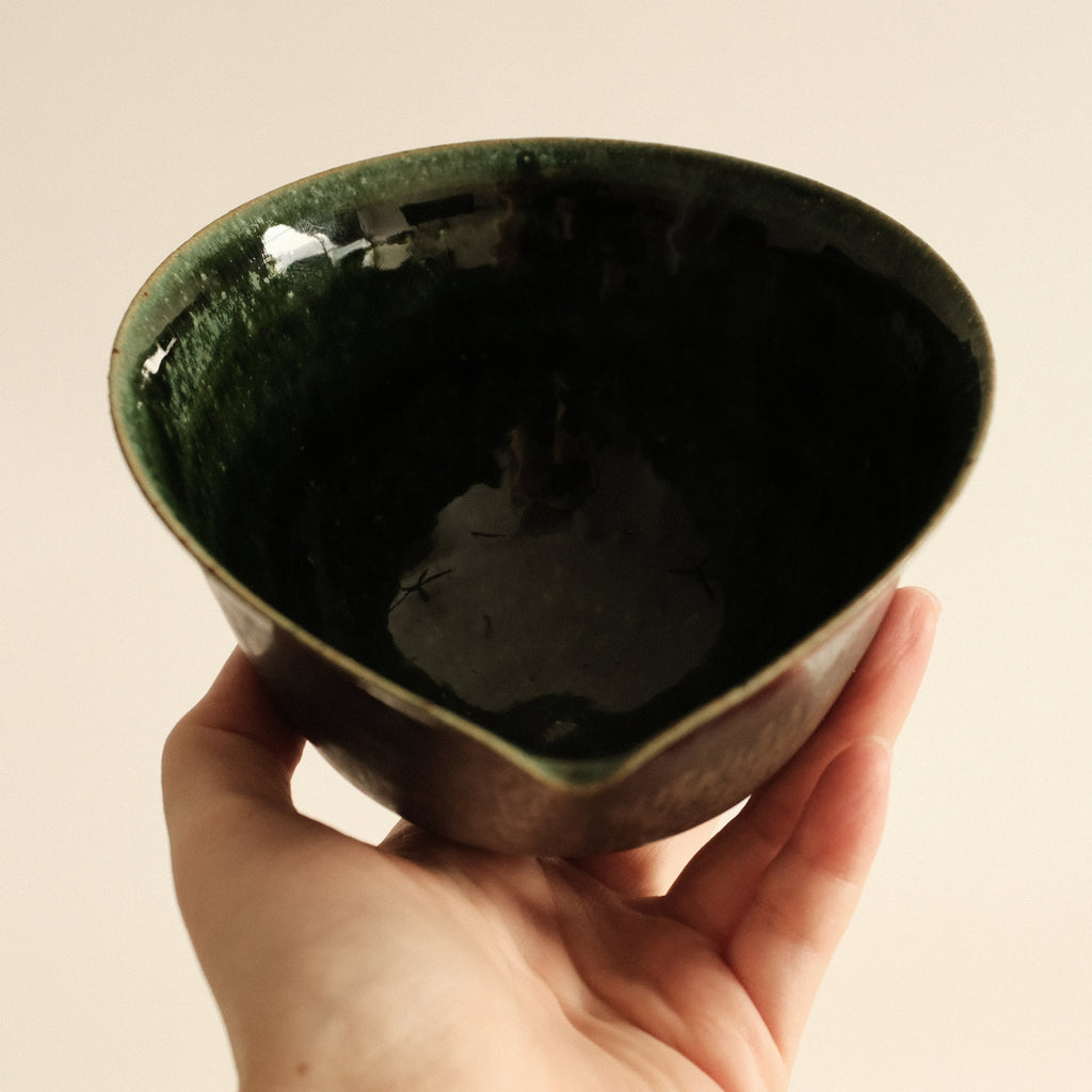 Kuroki Taira Oribe Green Glaze Tear Drop Shaped Katakuchi Bowl with Spout