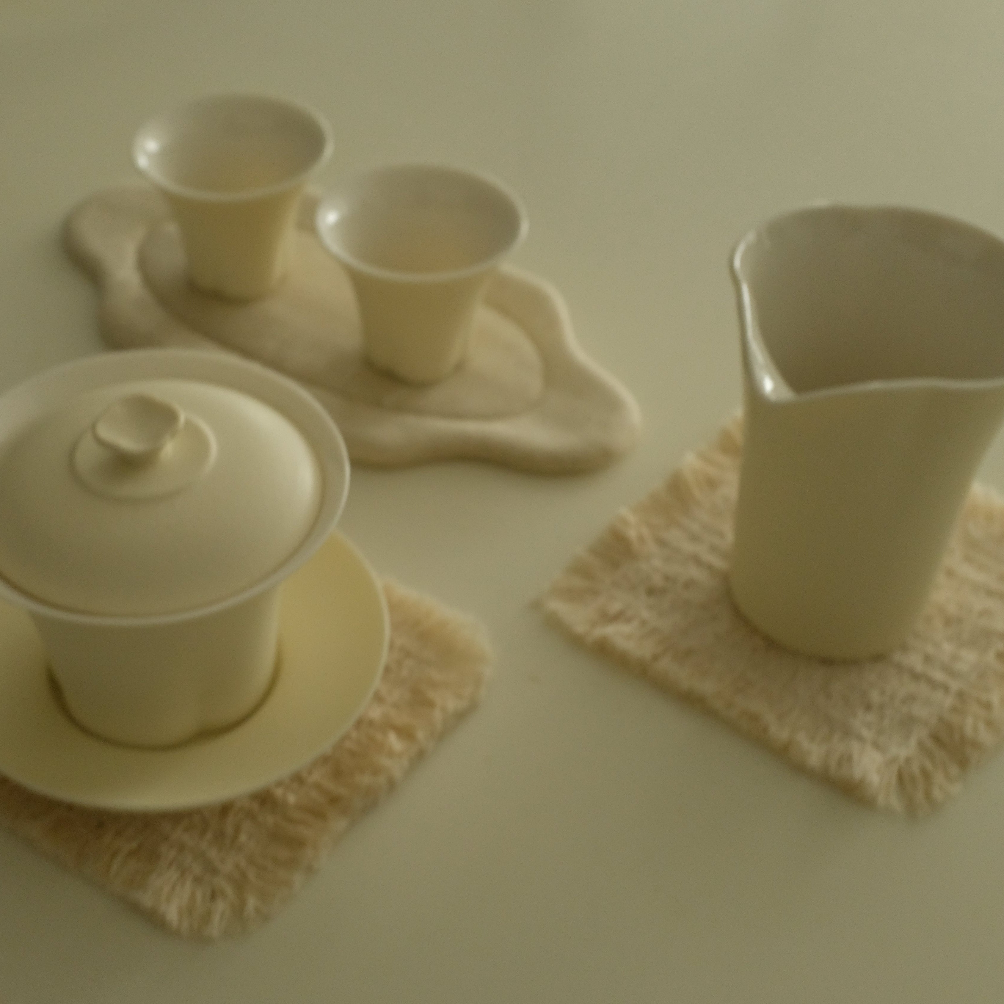 Atelier Cha Minimalistic Cream Glaze Ceramic Four Petals Clover Leaf Gong Fu Tea Set Gaiwan Lid Bowl Tea Cups Fairness Cup