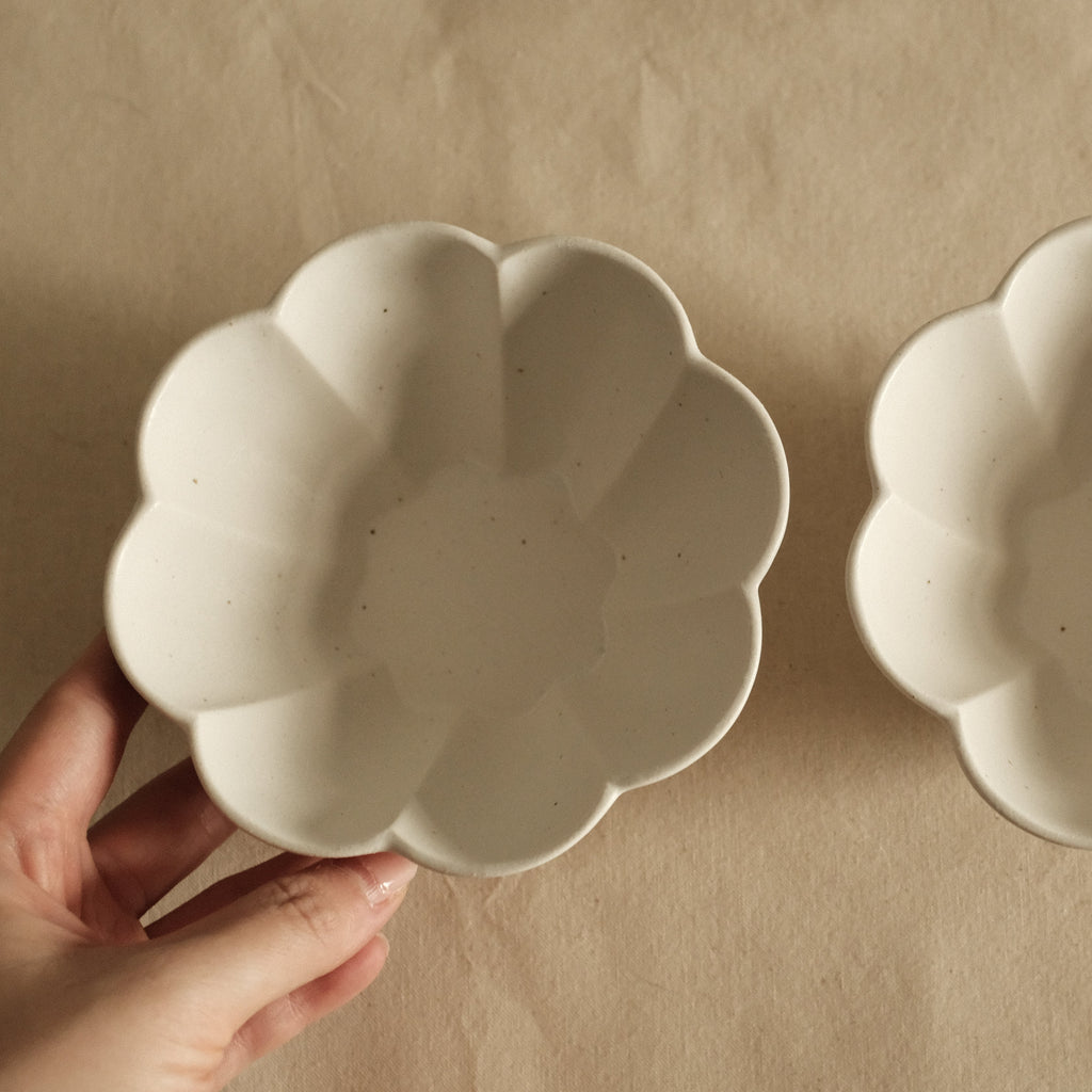 East Table Hanasaki Flower Shape Yuki Snow White Deep Bowl