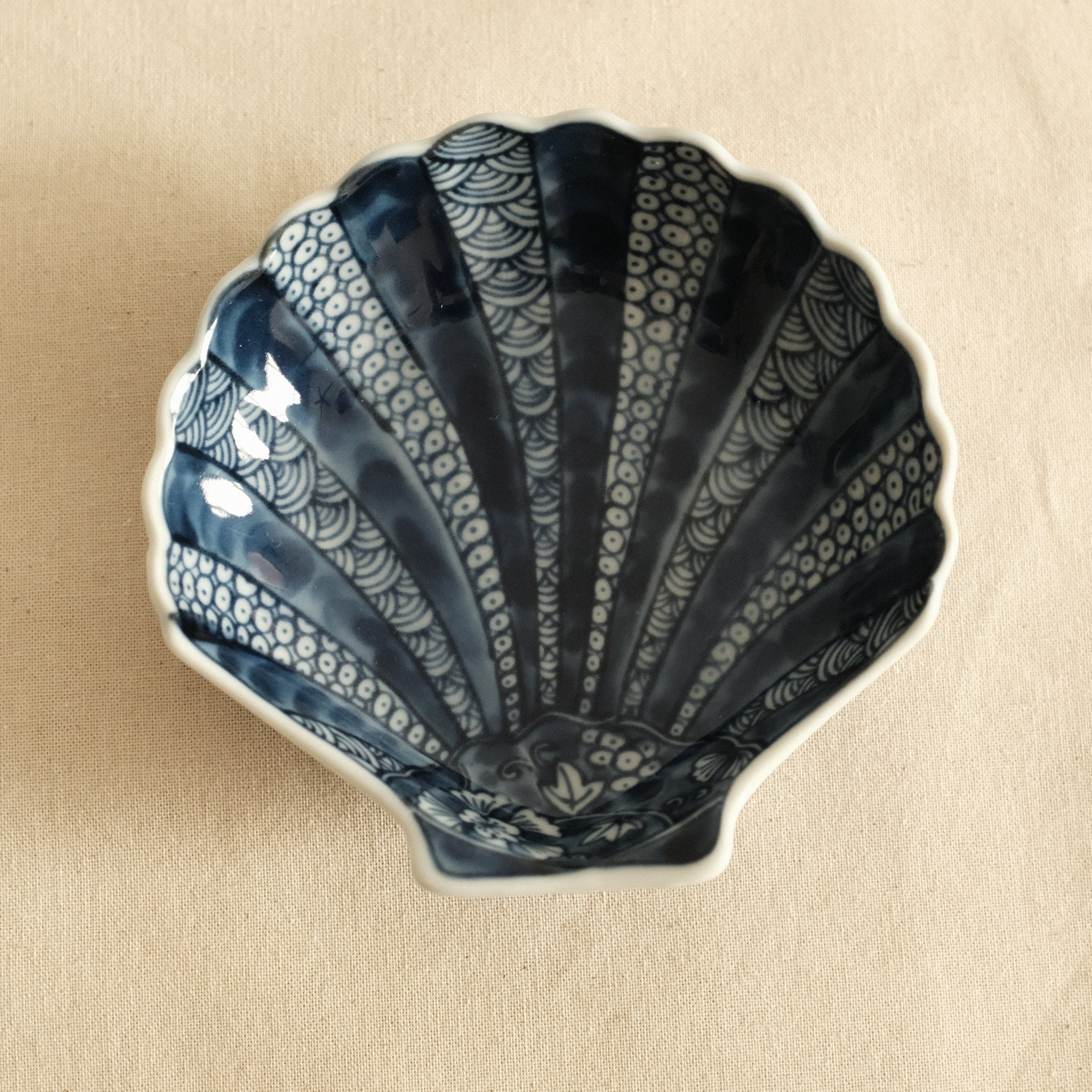 Kaigara Ao to Shiro Blue and White Retro Sea Shell Dish Plate