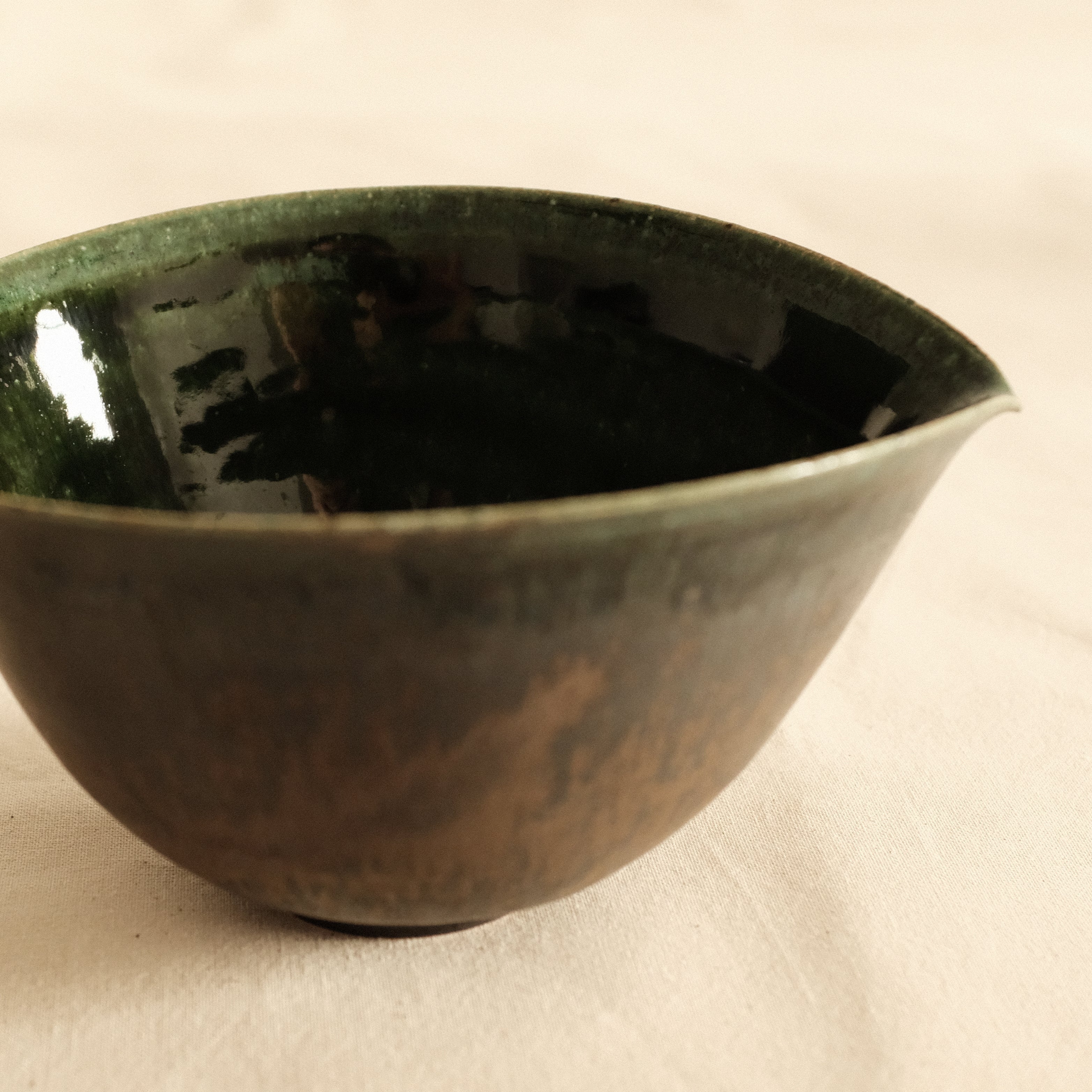 Kuroki Taira Oribe Green Glaze Tear Drop Shaped Katakuchi Bowl with Spout