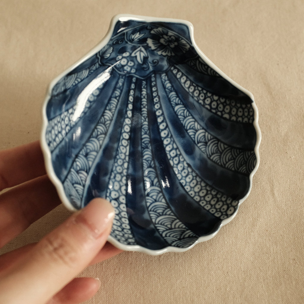 Kaigara Ao to Shiro Blue and White Retro Sea Shell Dish Plate