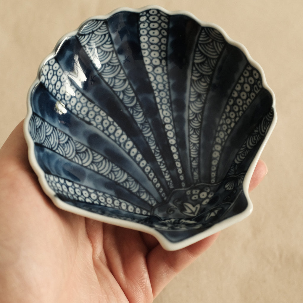 Kaigara Ao to Shiro Blue and White Retro Sea Shell Dish Plate