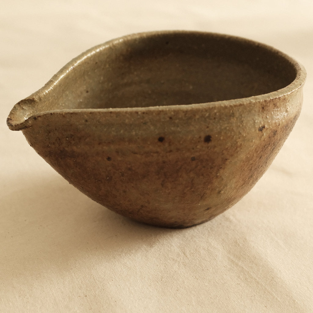 Shizuka Oikawa Iron Glazed Tear Drop Shape Large Katakuchi Bowl with Spout