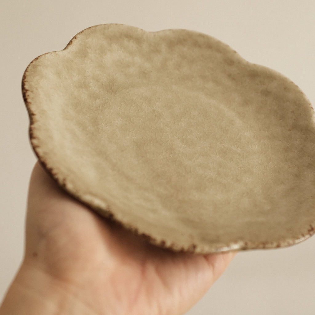 Gozan Kiln Waka Yanagi Willow Hana Flower Shape Flat Plate