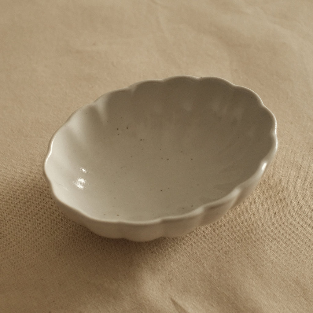 East Table Dolce Chrysanthemum Shape Yuki Snow White Small Bowl