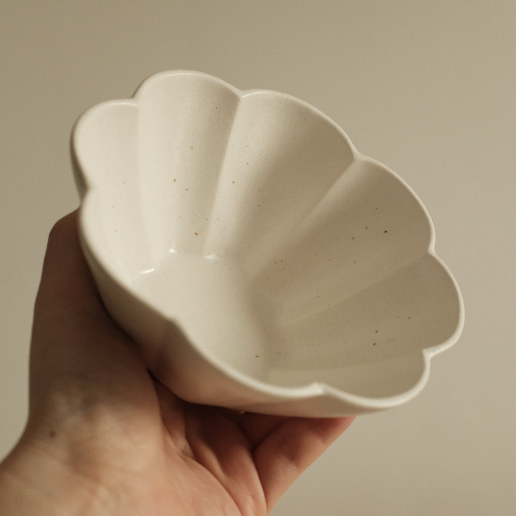 East Table Hanasaki Flower Shape Yuki Snow White Deep Bowl