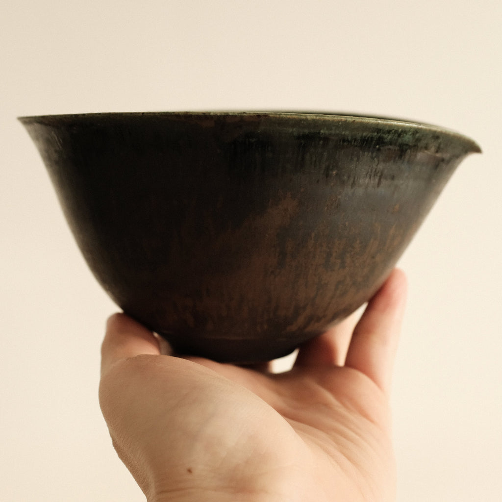 Kuroki Taira Oribe Green Glaze Tear Drop Shaped Katakuchi Bowl with Spout