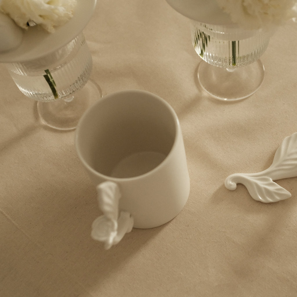 LE BLANC Matte White Ceramic Floral Handle Mug Cutlery Holder