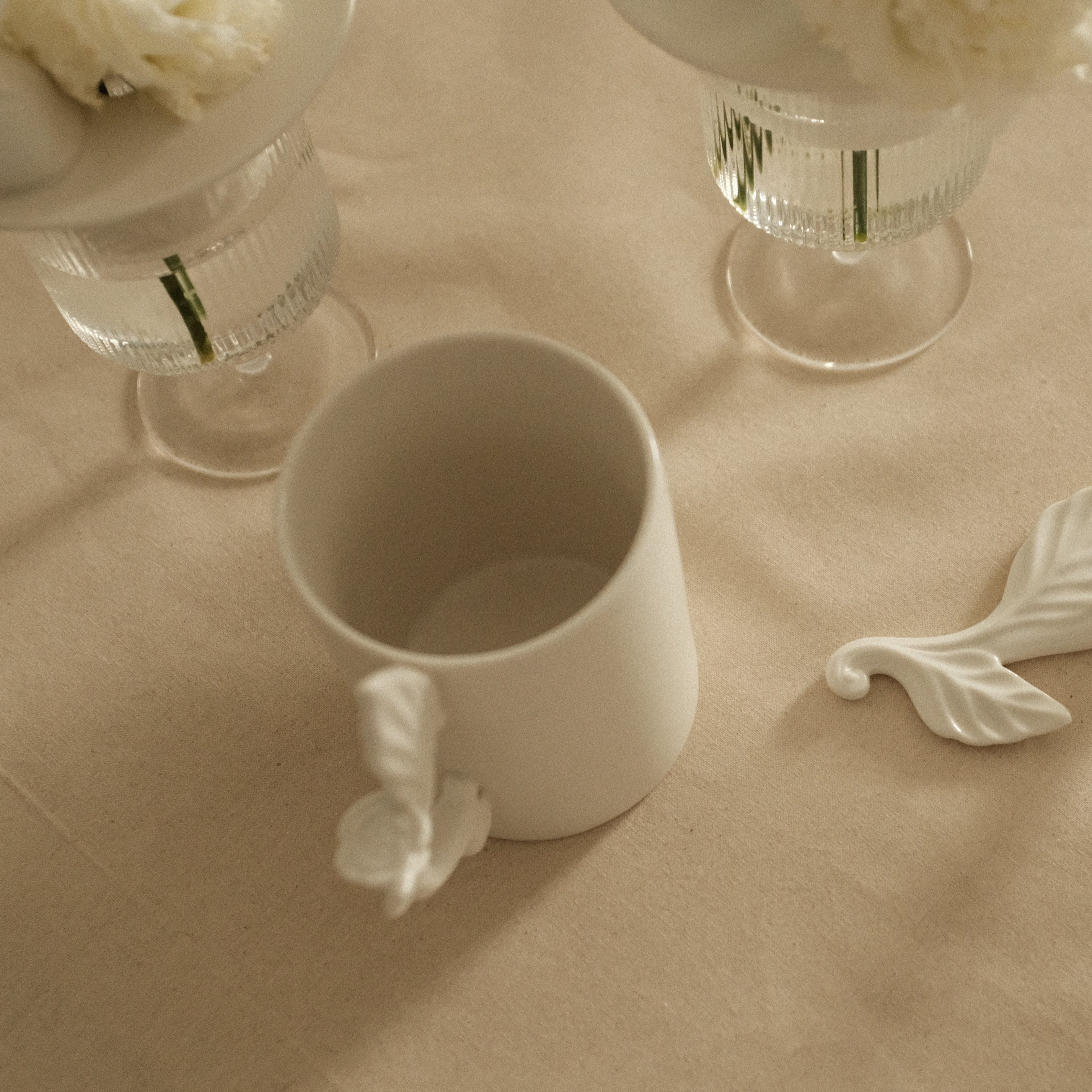 LE BLANC Matte White Ceramic Floral Handle Mug Cutlery Holder