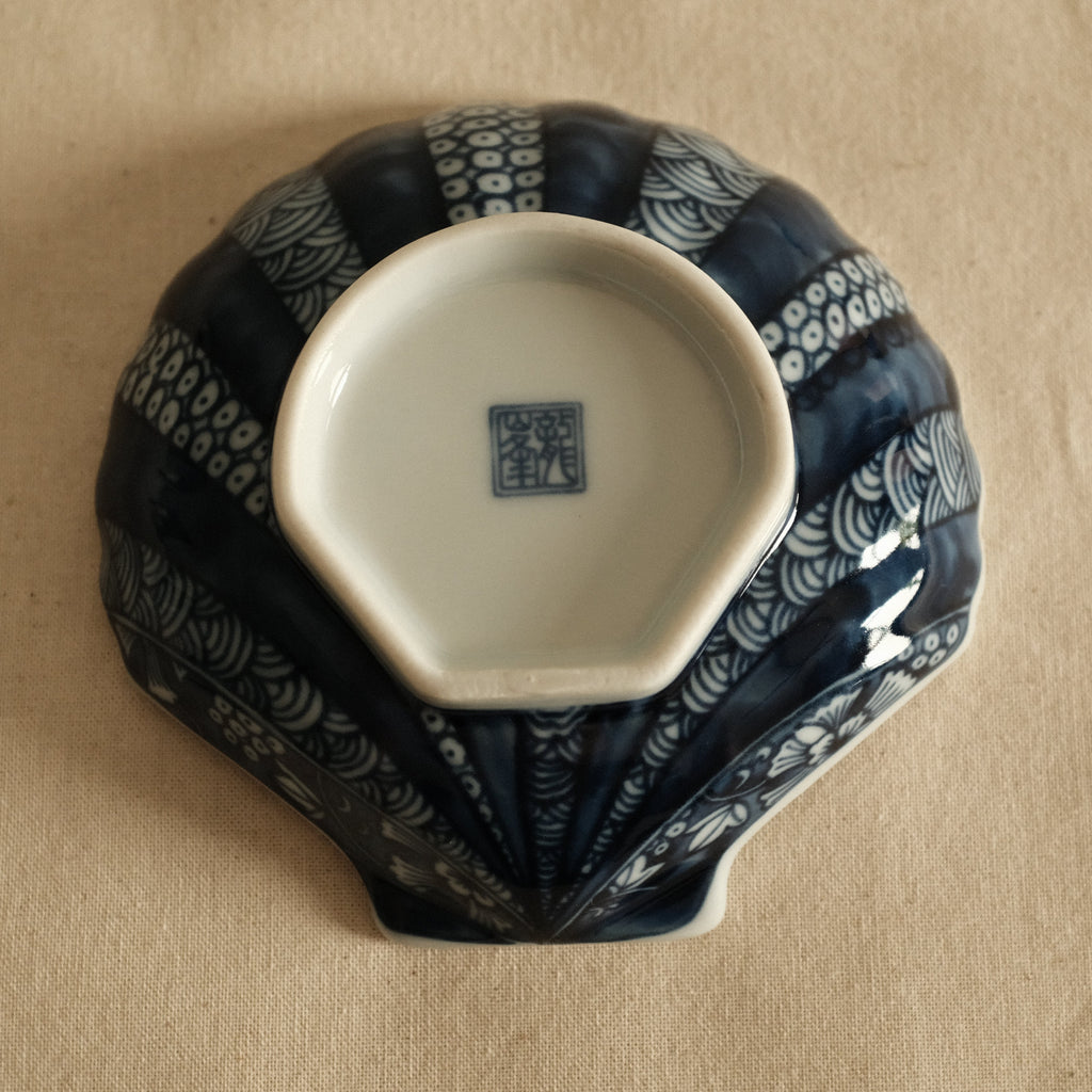 Kaigara Ao to Shiro Blue and White Retro Sea Shell Dish Plate