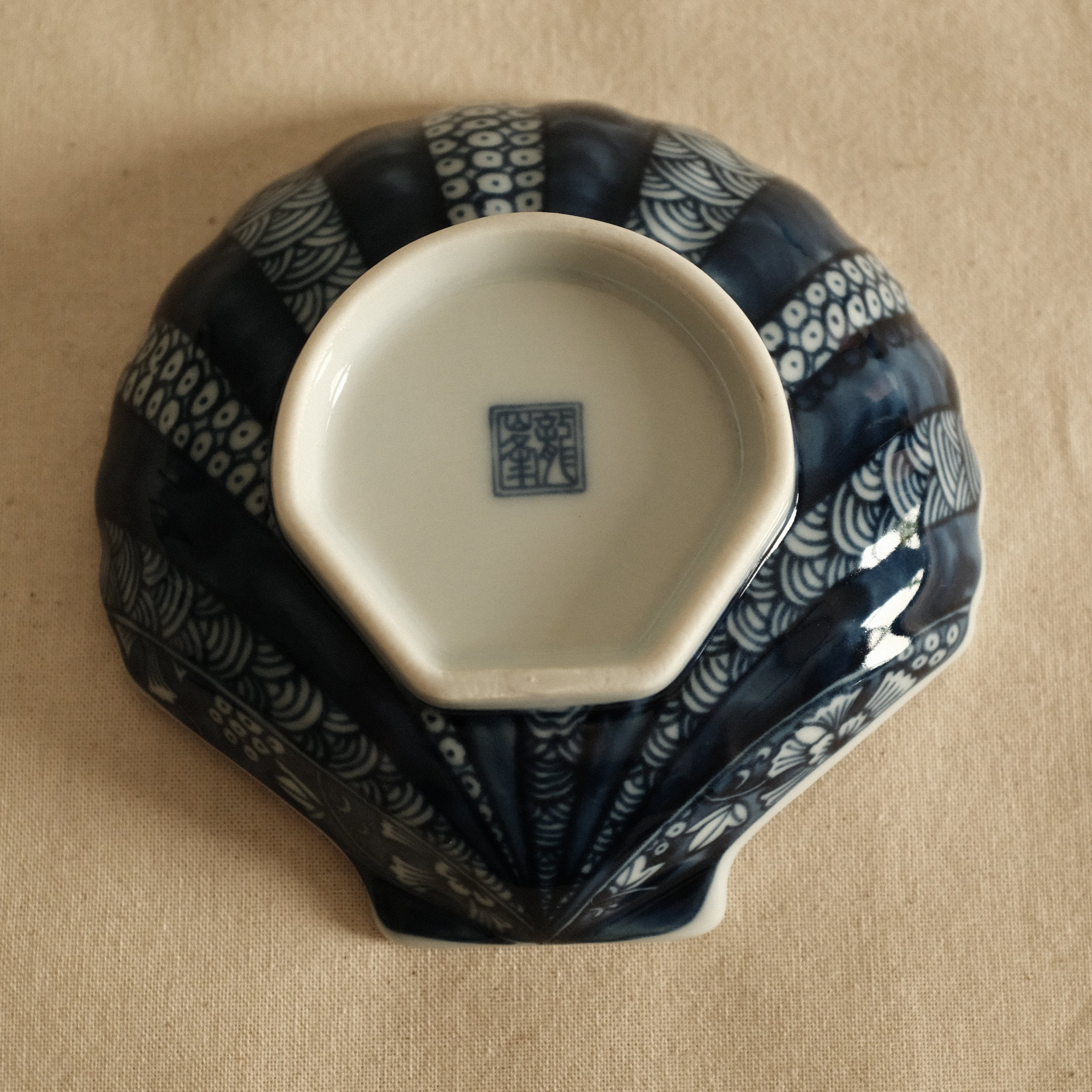 Kaigara Ao to Shiro Blue and White Retro Sea Shell Dish Plate