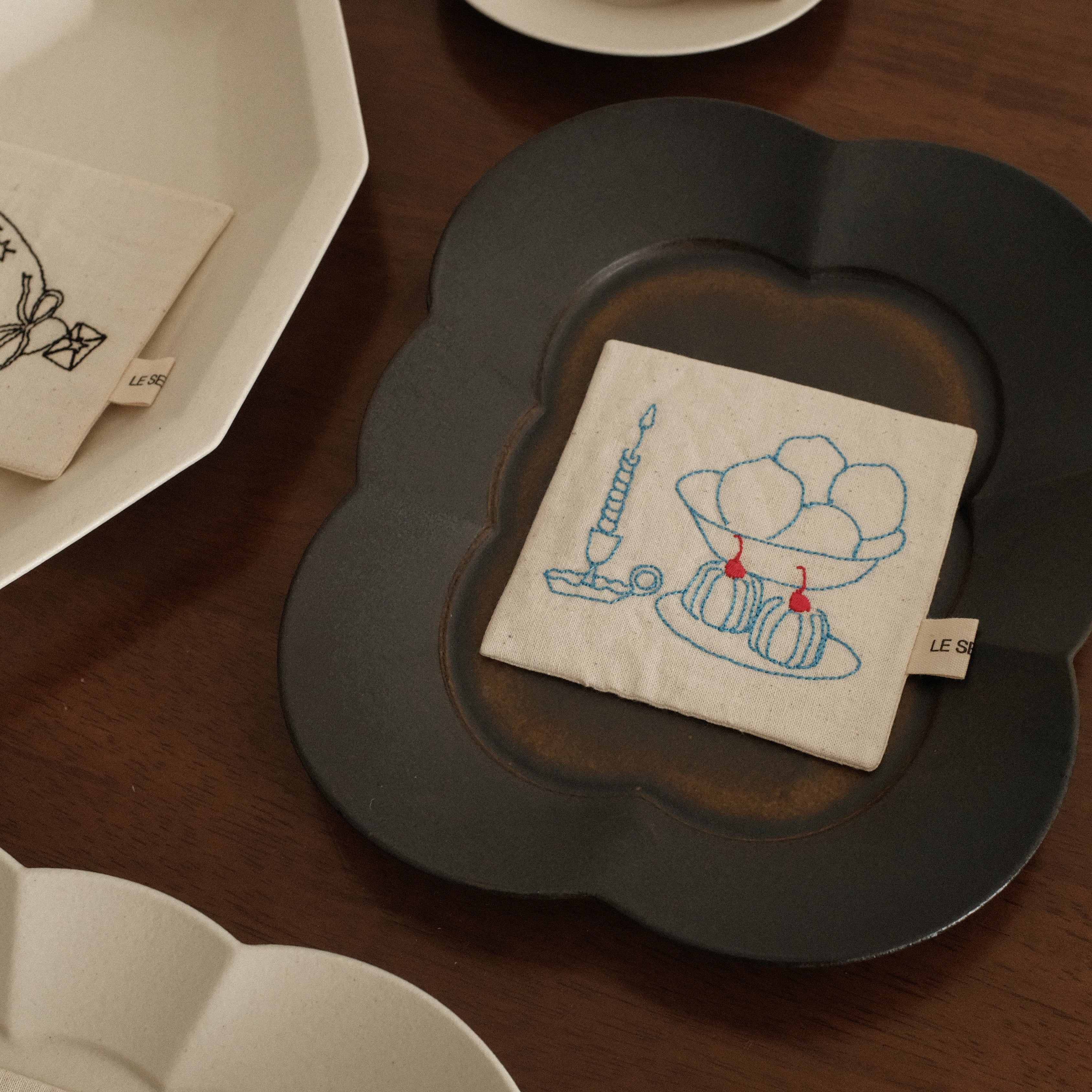 Le Serein Canele Dessert Fruits Candle Pattern Hand Embroidered French Linen Coasters Heat Insulation Table Mats Decorations