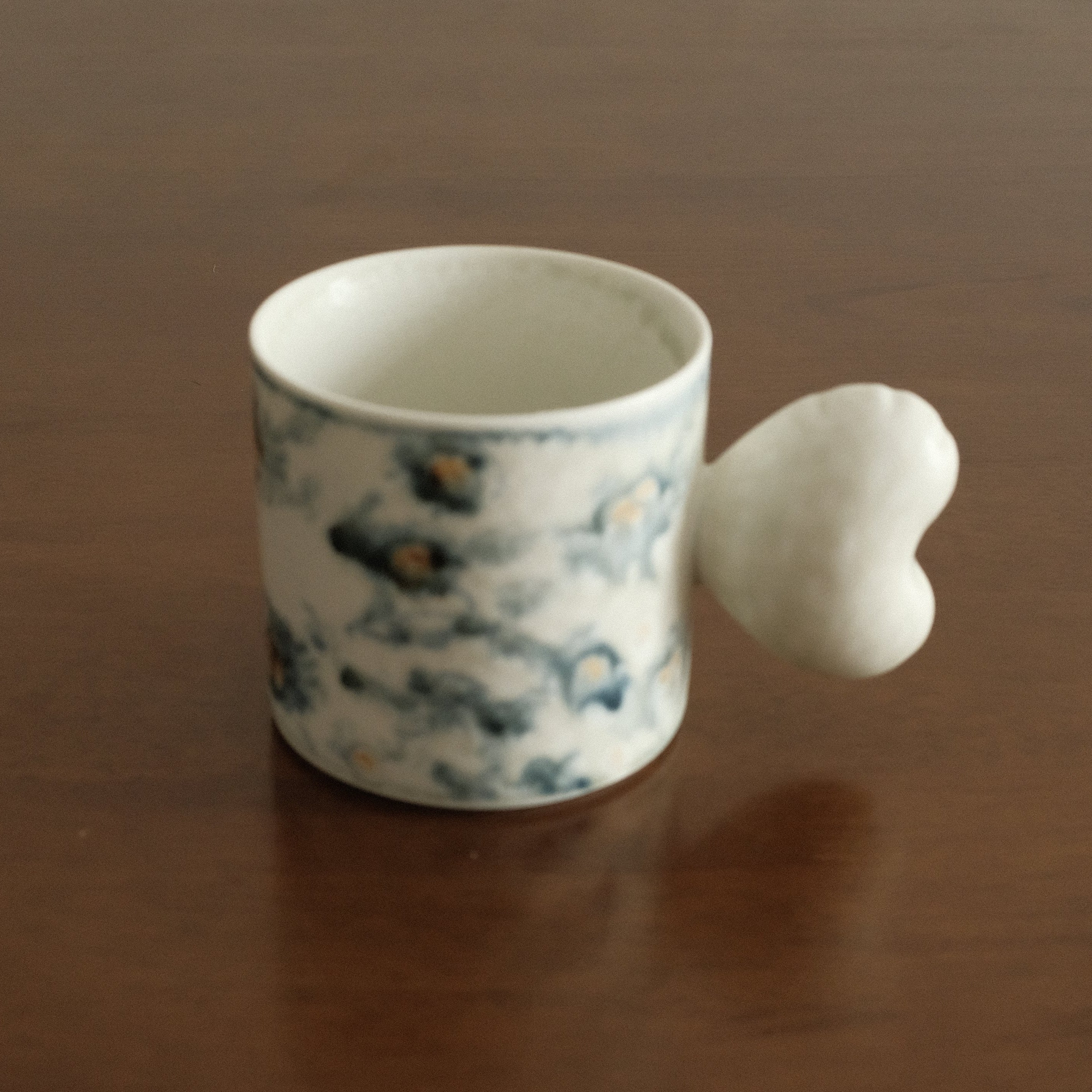 Annan Azure Retro Style Hand Painted Blue and White Floral Motifs Matte Love Shape Handle Mug Underglazed Stoneware Ceramic