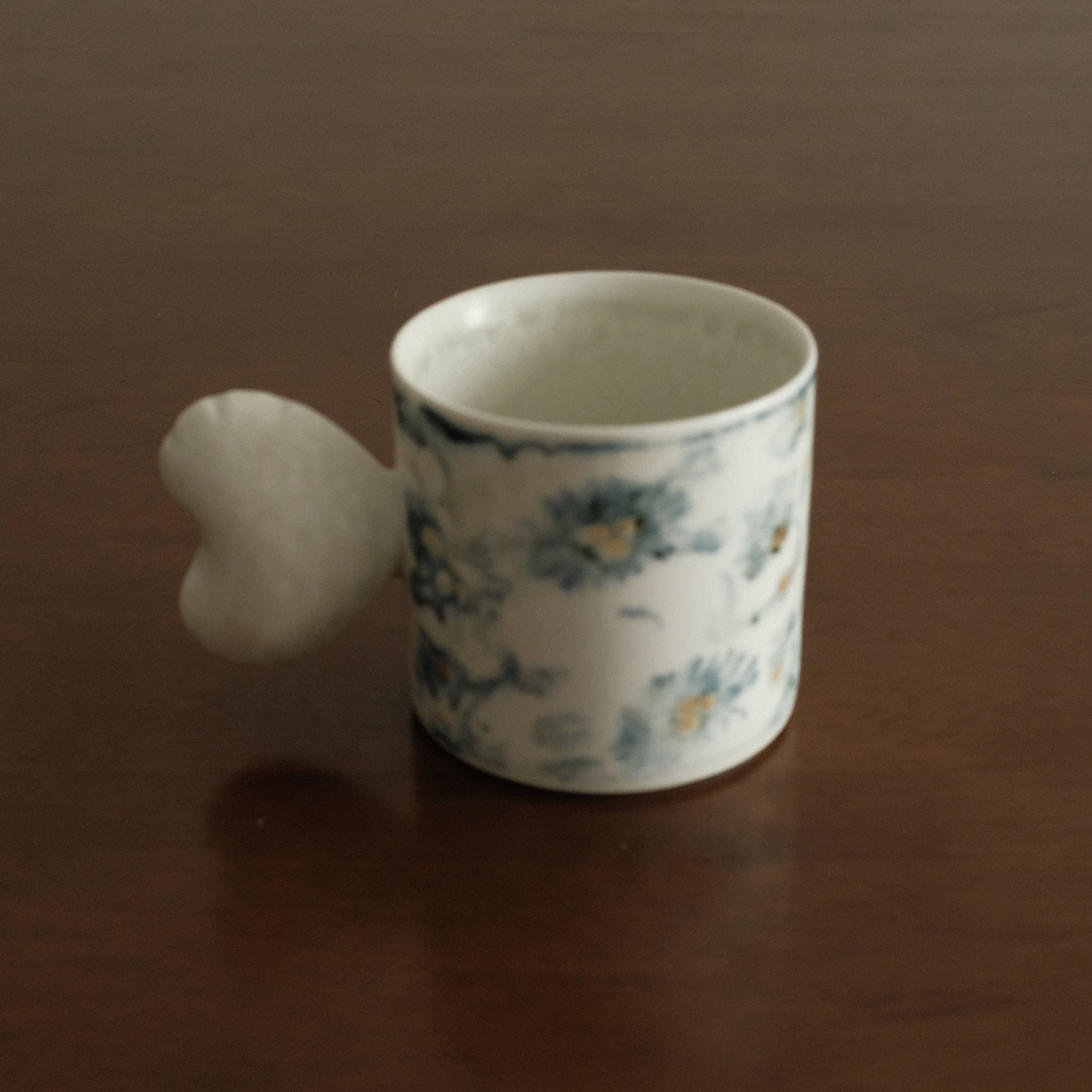 Annan Azure Retro Style Hand Painted Blue and White Floral Motifs Matte Love Shape Handle Mug Underglazed Stoneware Ceramic