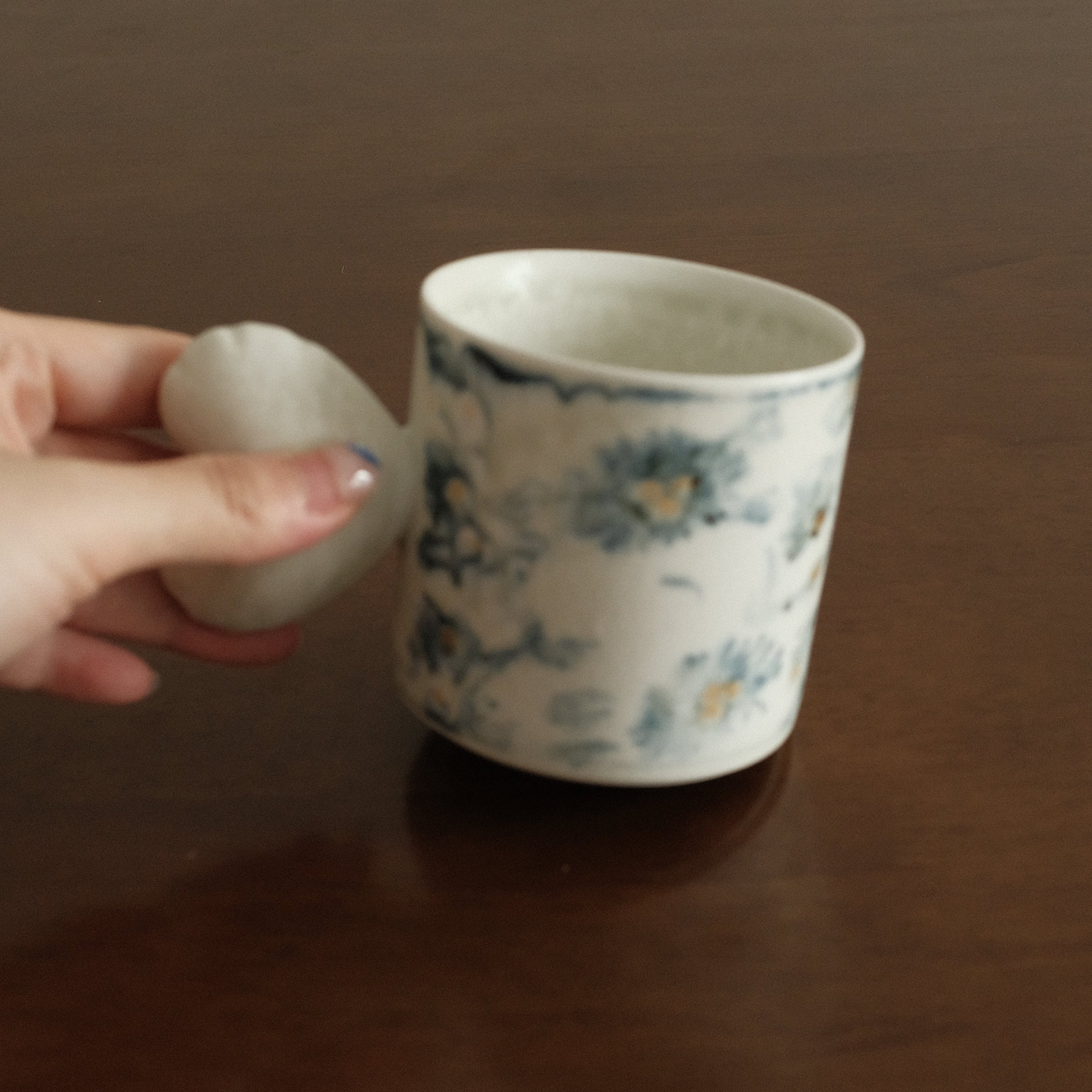 Annan Azure Retro Style Hand Painted Blue and White Floral Motifs Matte Love Shape Handle Mug Underglazed Stoneware Ceramic