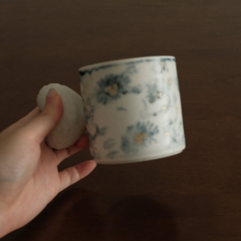 Annan Azure Retro Style Hand Painted Blue and White Floral Motifs Matte Love Shape Handle Mug Underglazed Stoneware Ceramic