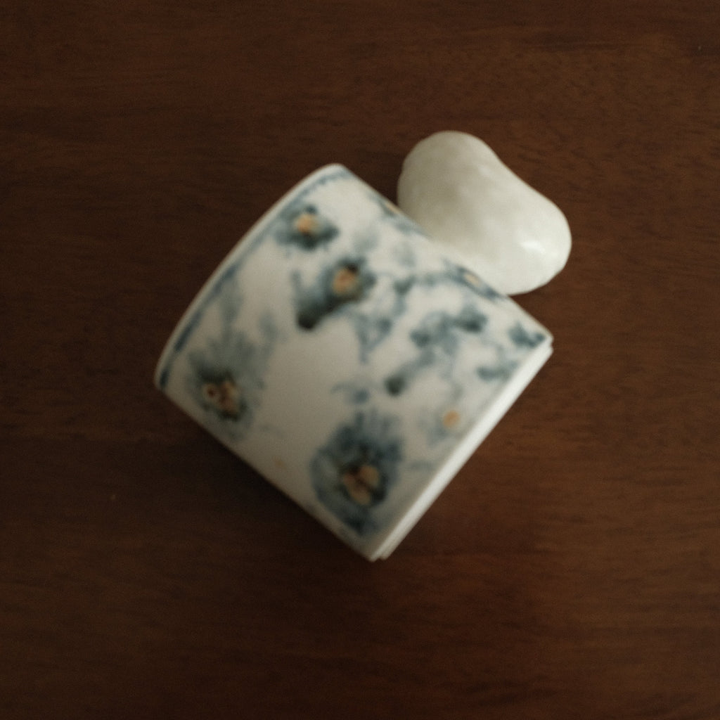 Annan Azure Retro Style Hand Painted Blue and White Floral Motifs Matte Love Shape Handle Mug Underglazed Stoneware Ceramic