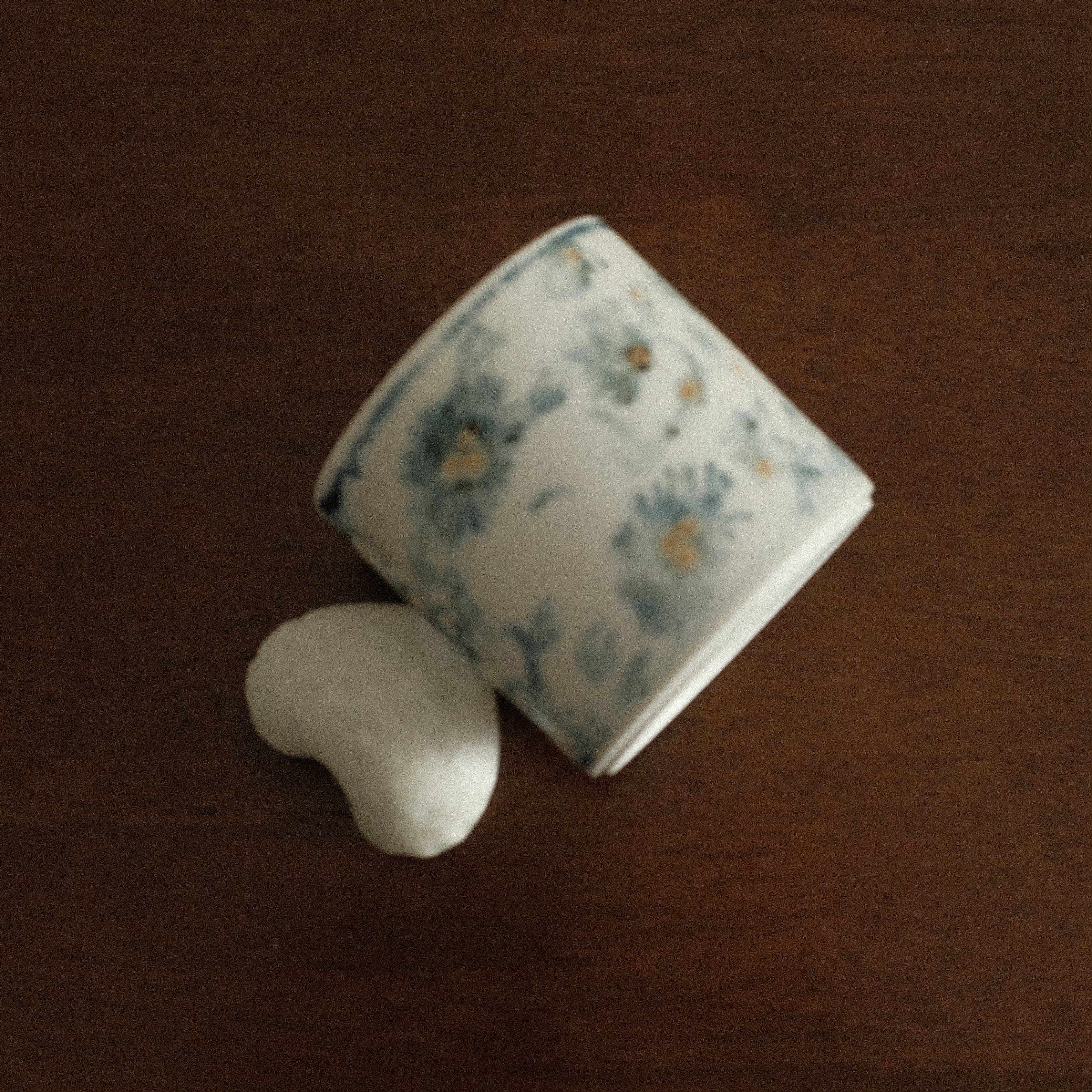 Annan Azure Retro Style Hand Painted Blue and White Floral Motifs Matte Love Shape Handle Mug Underglazed Stoneware Ceramic