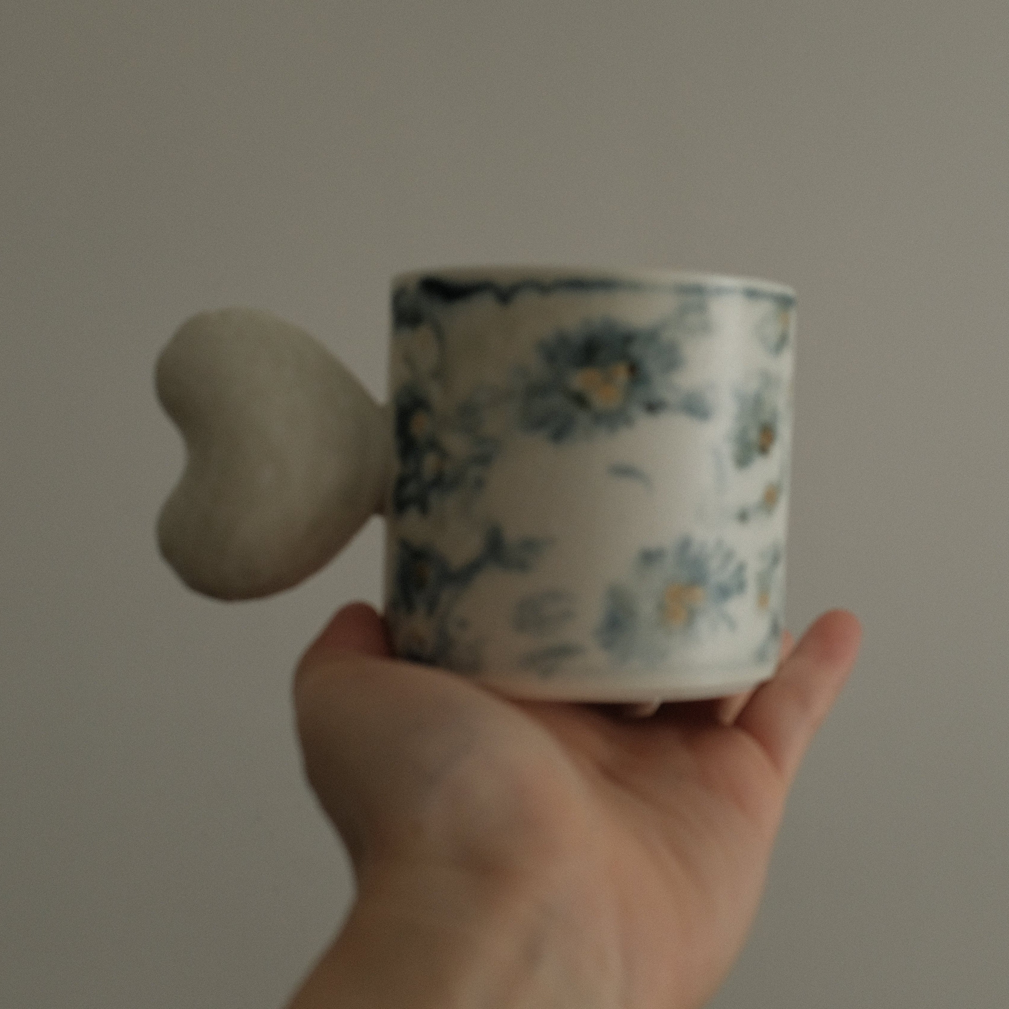 Annan Azure Retro Style Hand Painted Blue and White Floral Motifs Matte Love Shape Handle Mug Underglazed Stoneware Ceramic