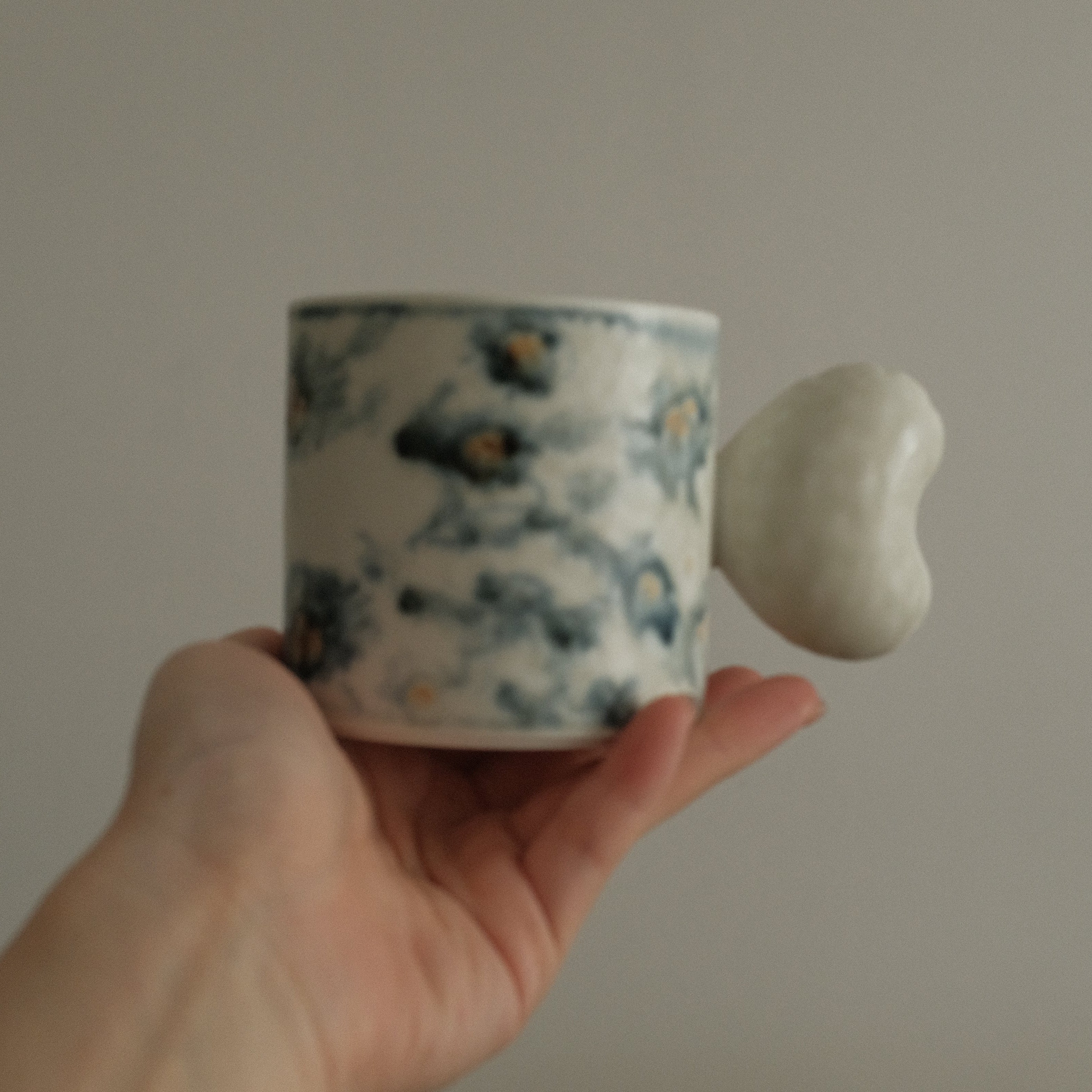 Annan Azure Retro Style Hand Painted Blue and White Floral Motifs Matte Love Shape Handle Mug Underglazed Stoneware Ceramic