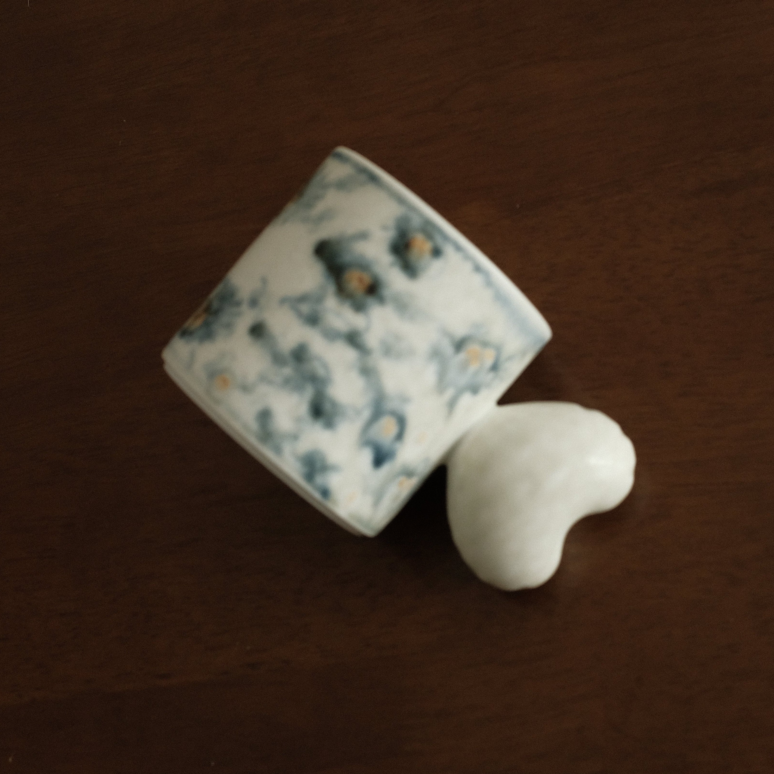 Annan Azure Retro Style Hand Painted Blue and White Floral Motifs Matte Love Shape Handle Mug Underglazed Stoneware Ceramic